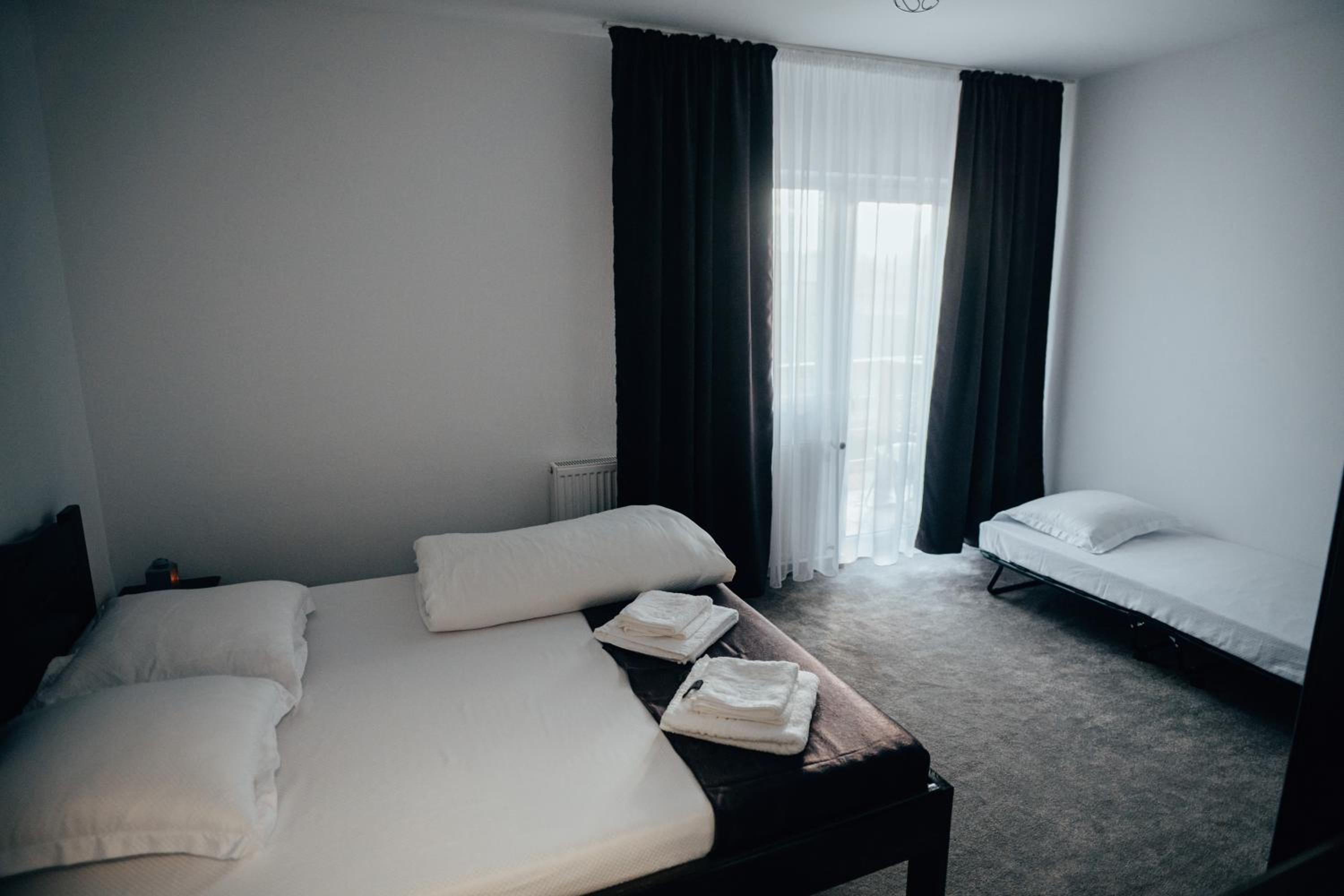 Double Room with Private Bathroom - Photo 8