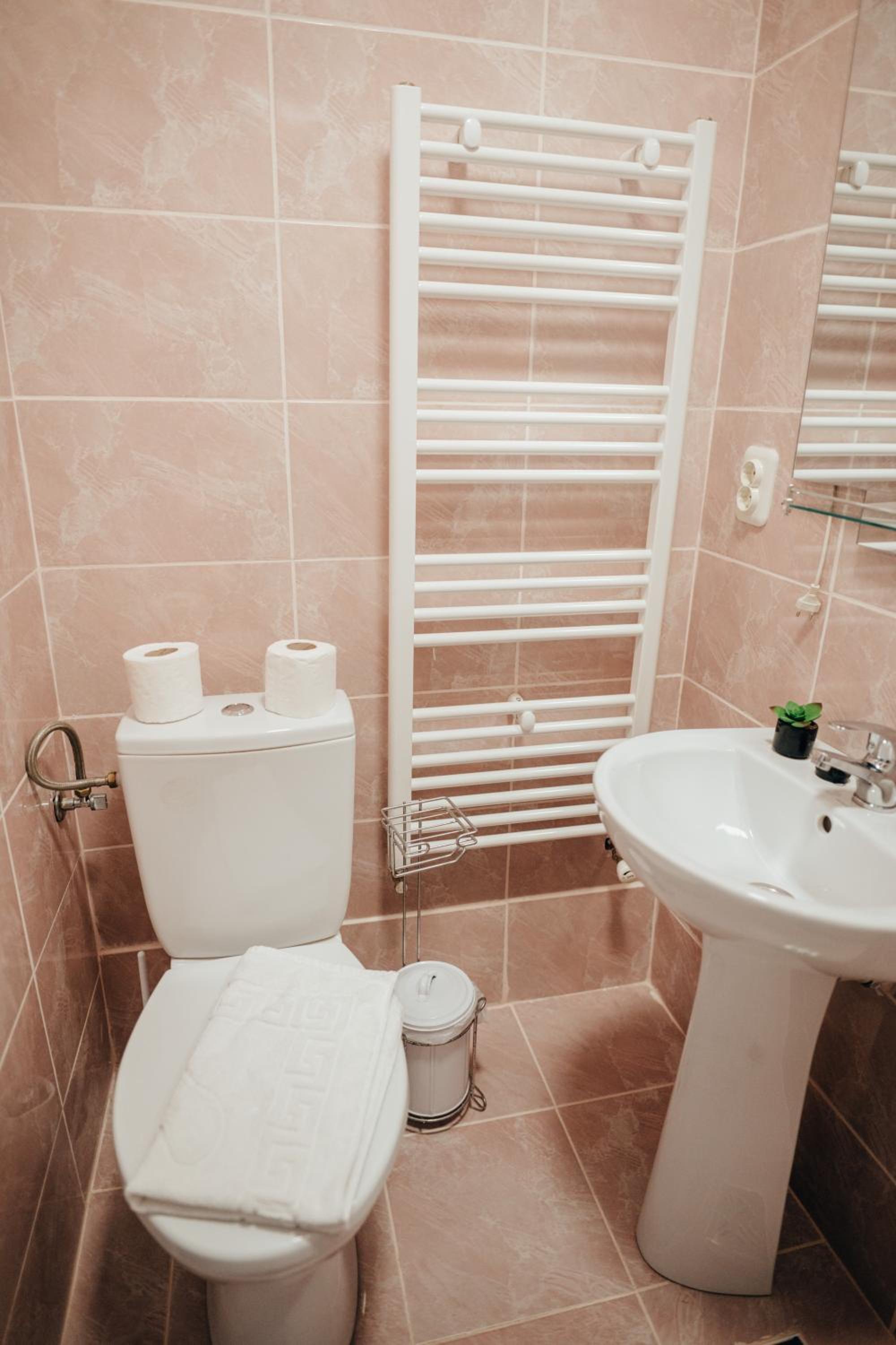 Double Room with Private Bathroom - Photo 10