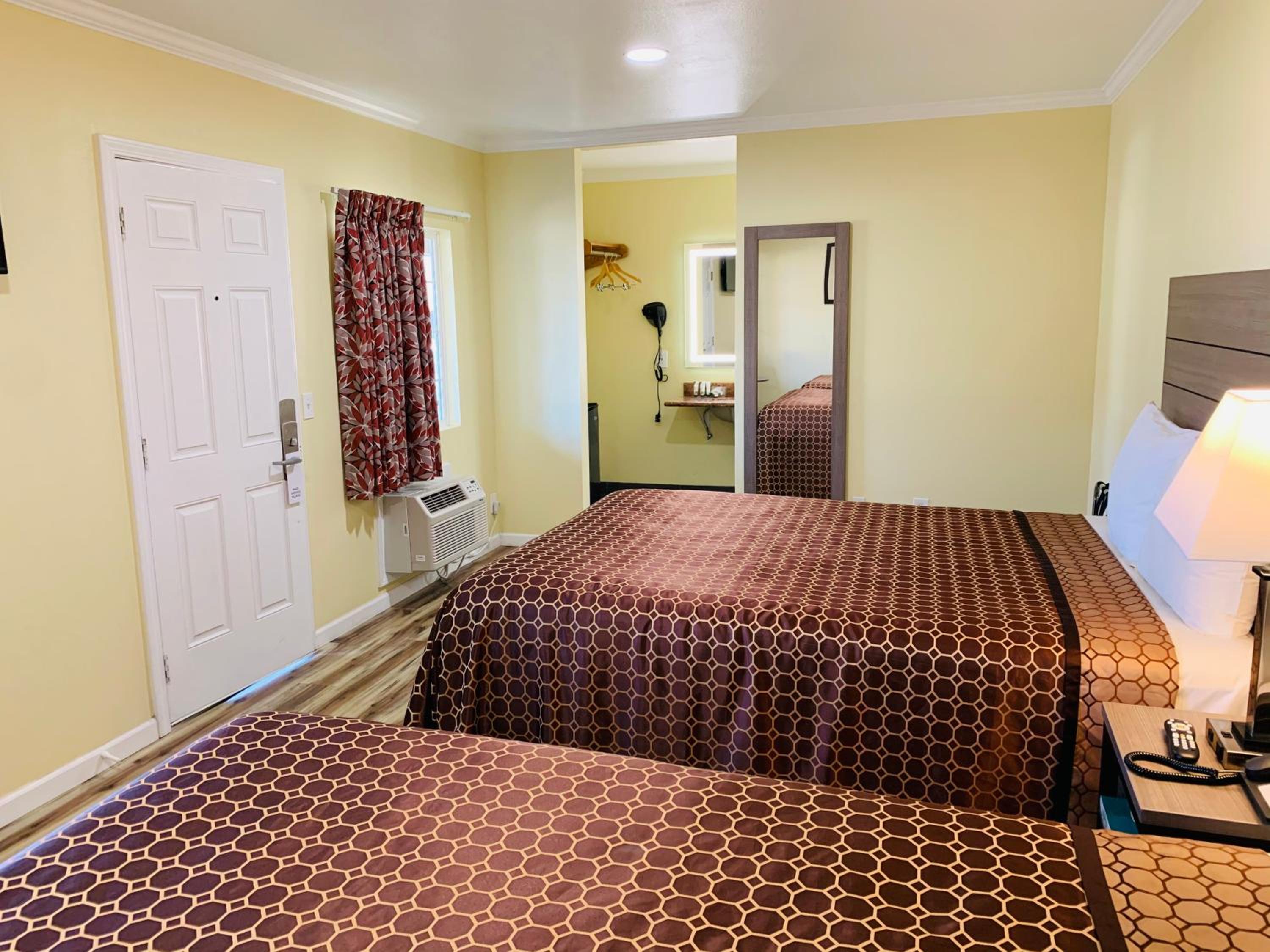 Queen Room with Two Queen Beds - Photo 18