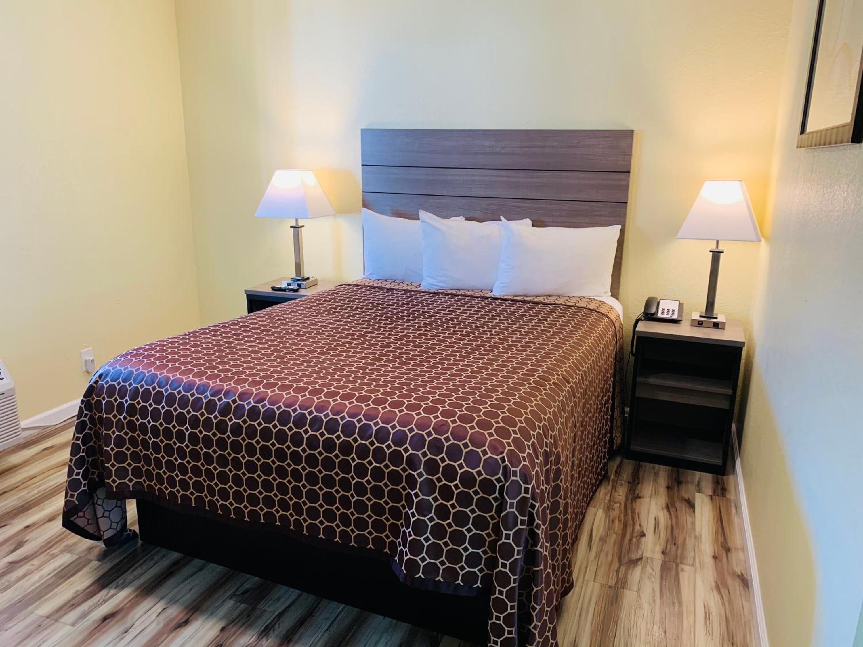 Queen Room - Photo 12