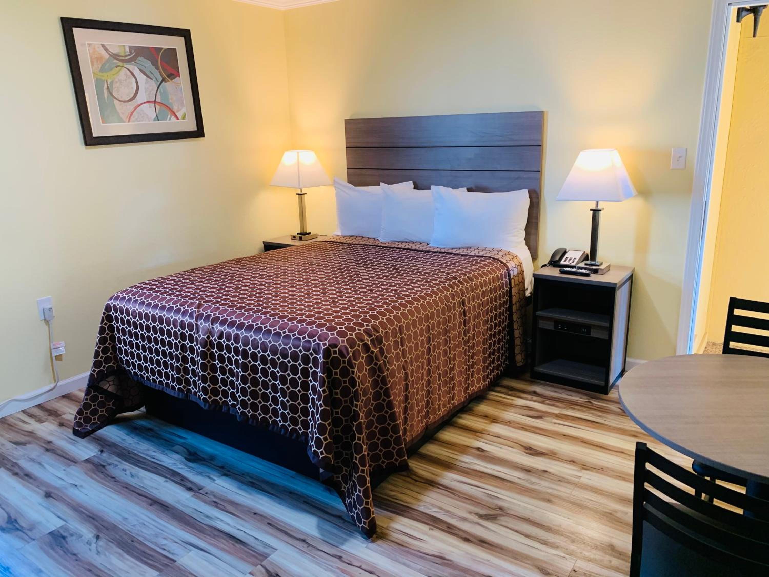 Queen Room - Photo 24