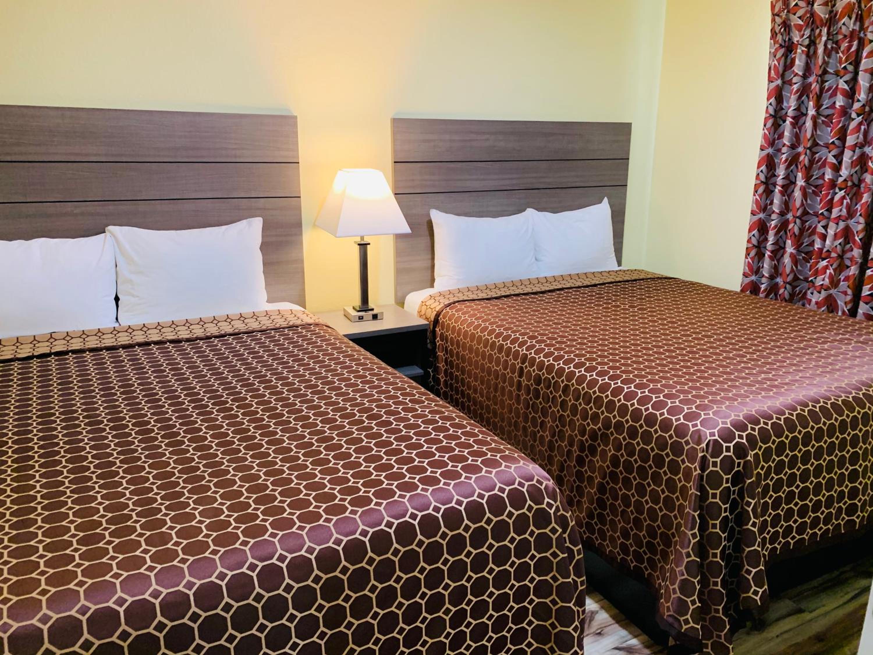 Queen Room with Two Queen Beds - Photo 3