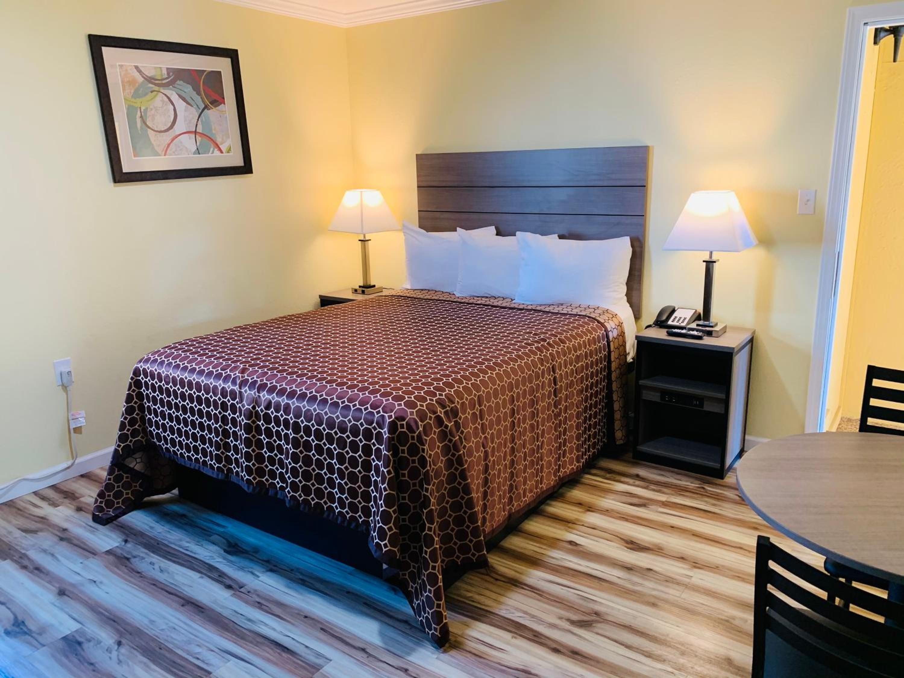 Queen Room - Photo 1