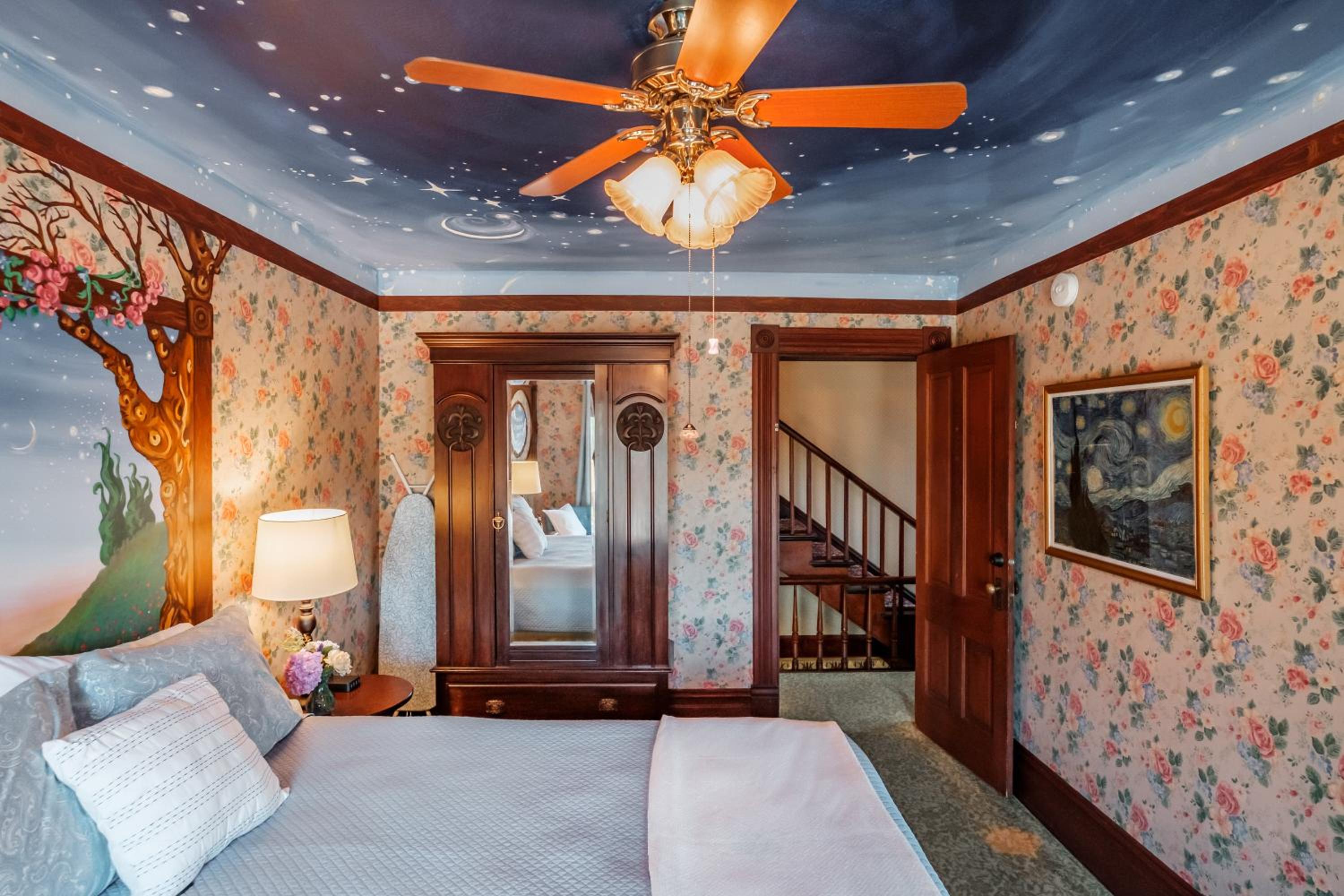 Queen Room photo 2