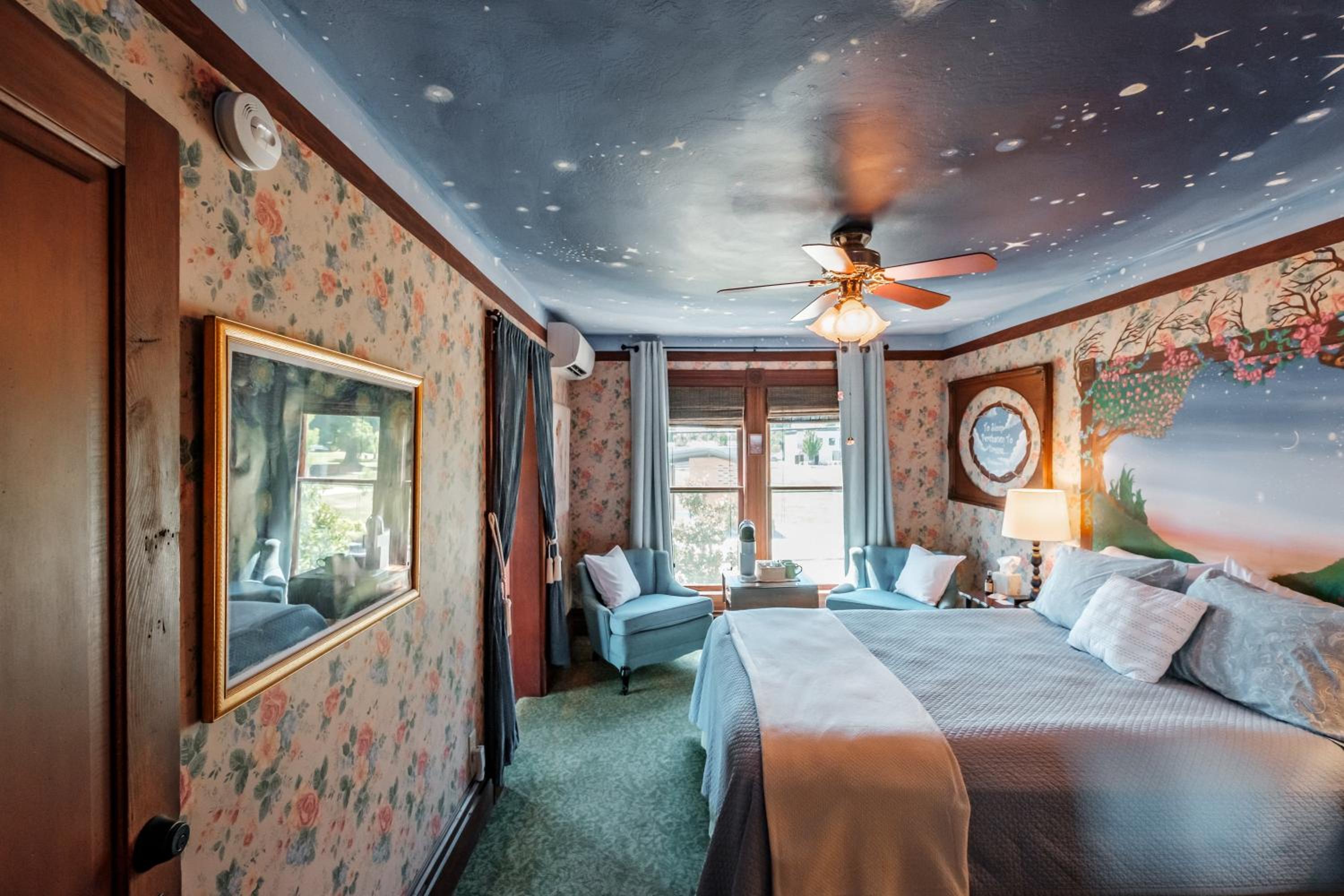 Queen Room photo 1