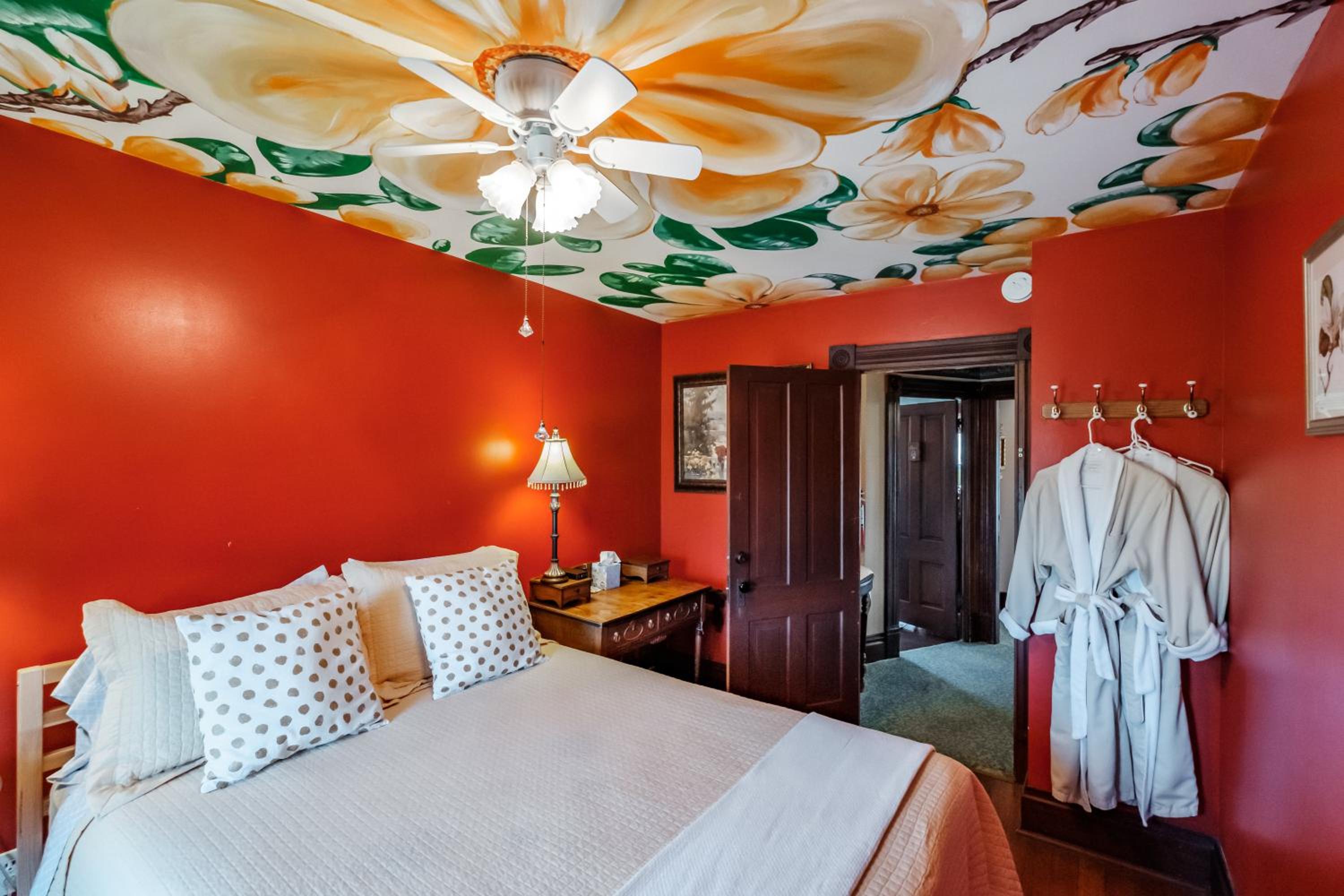 Queen Room with Shared Bathroom photo 2