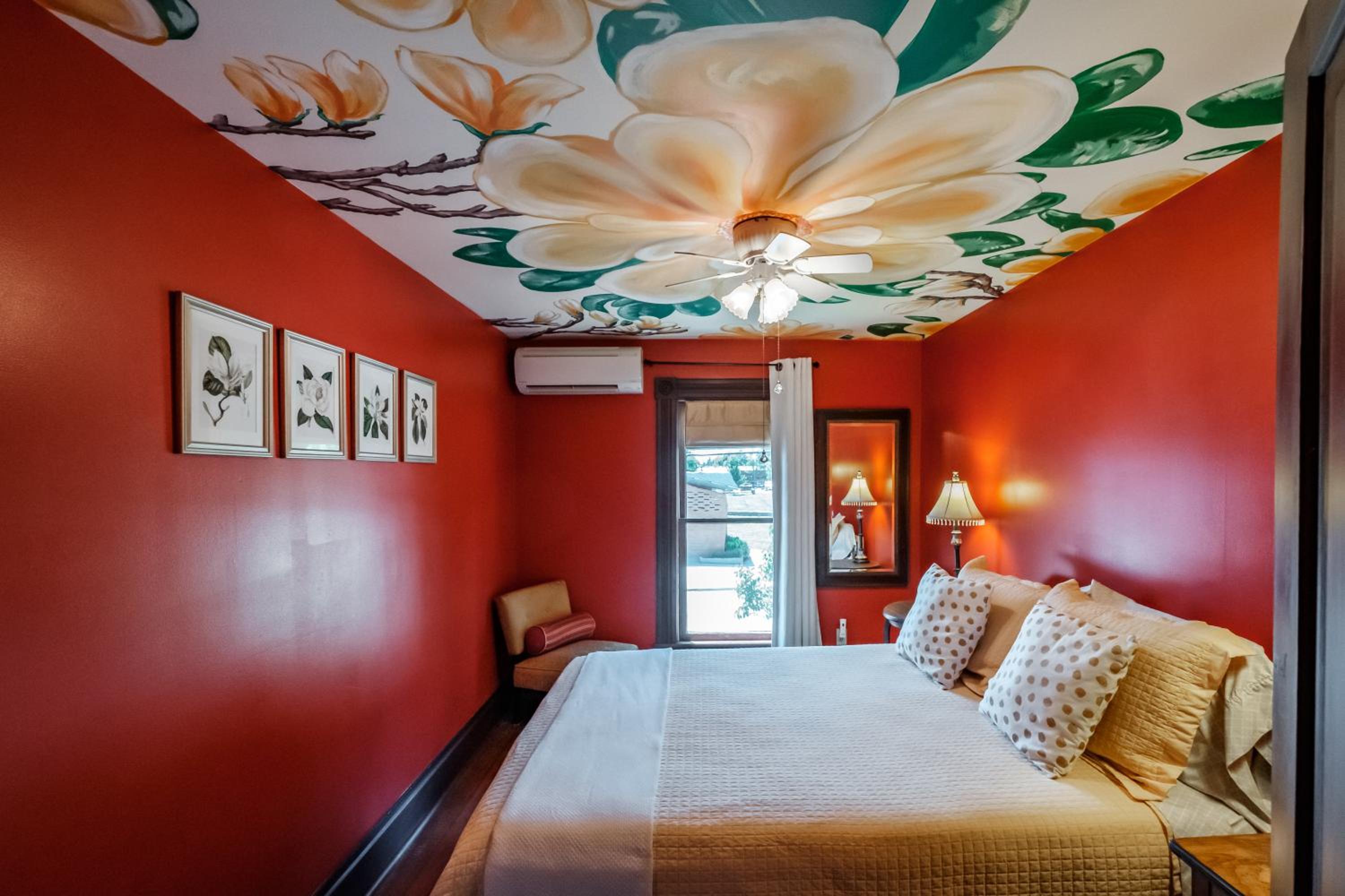 Queen Room with Shared Bathroom photo 1