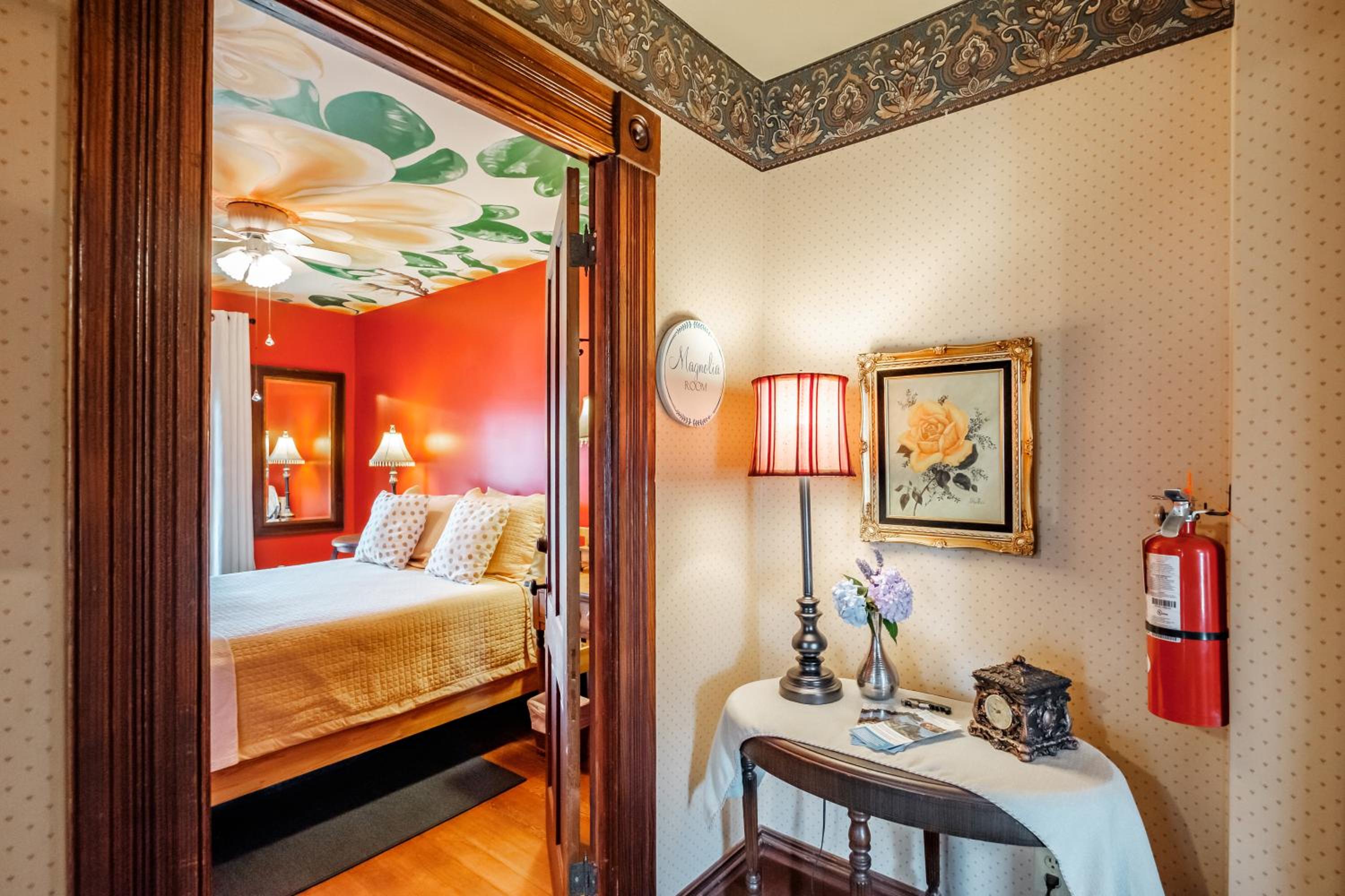 Queen Room with Shared Bathroom photo 3