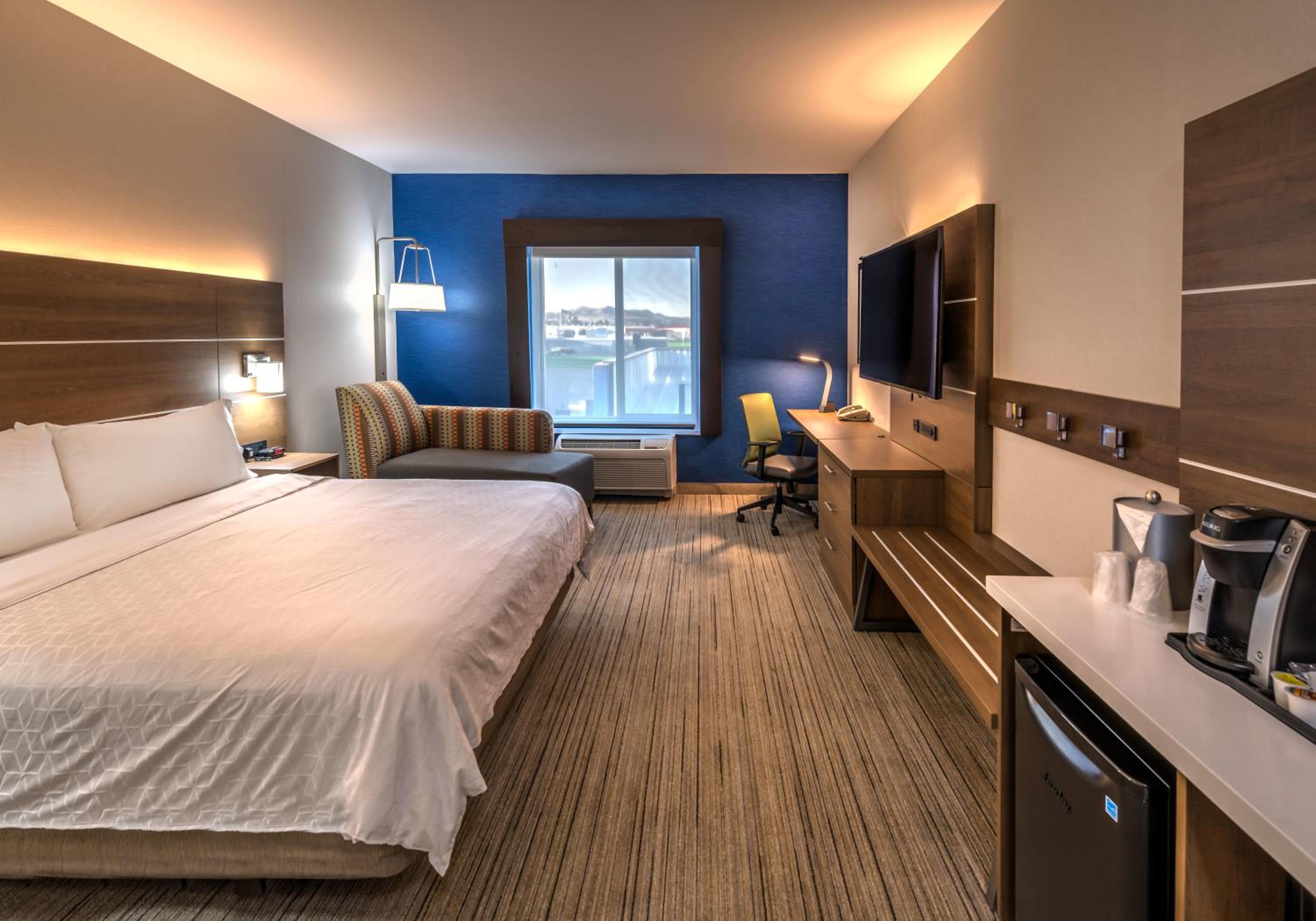Standard King Room with Roll-In Shower - Mobility Access - Photo 1