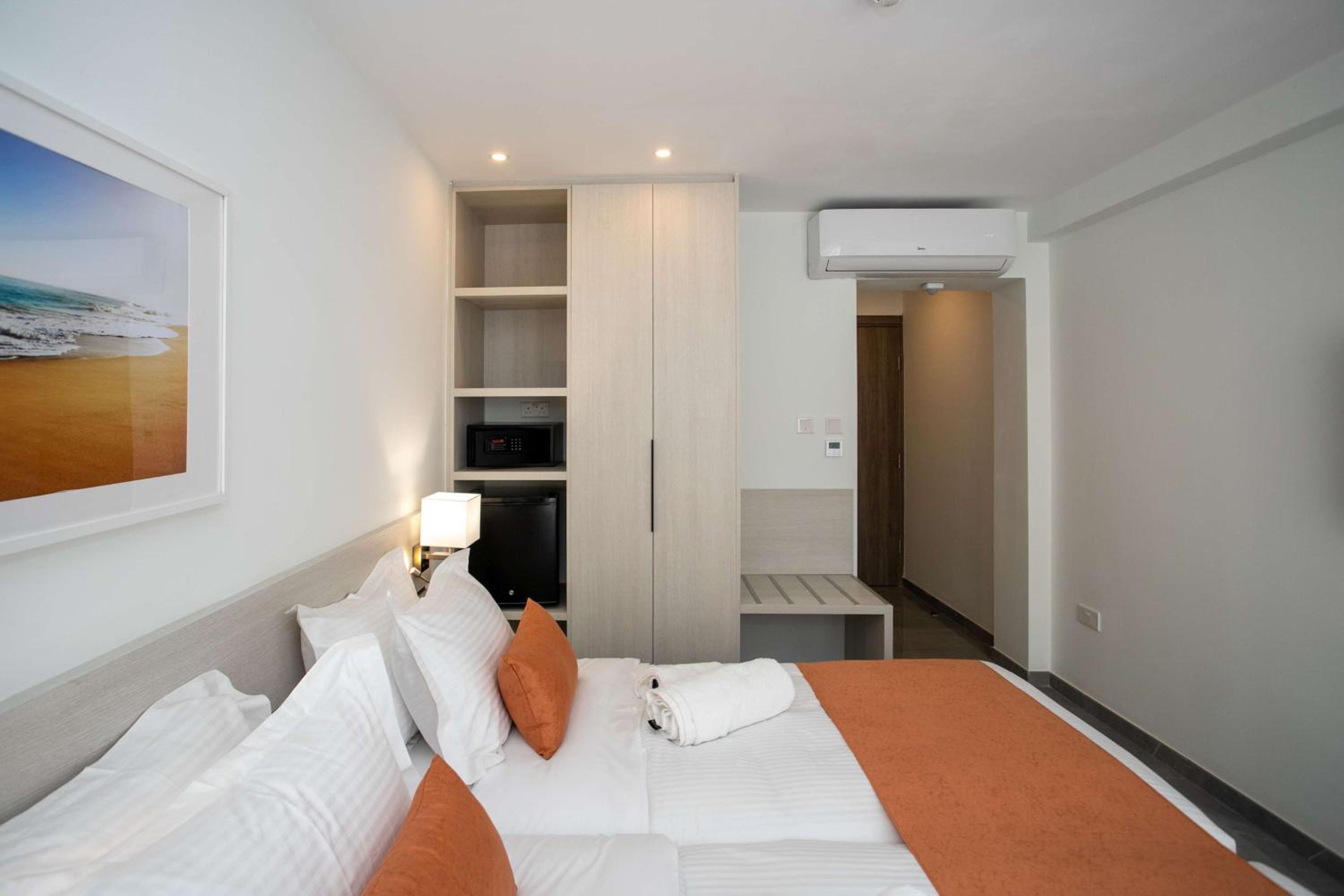 Triple Room with Two Single Beds and Sofa Bed - Non-Smoking - Photo 11