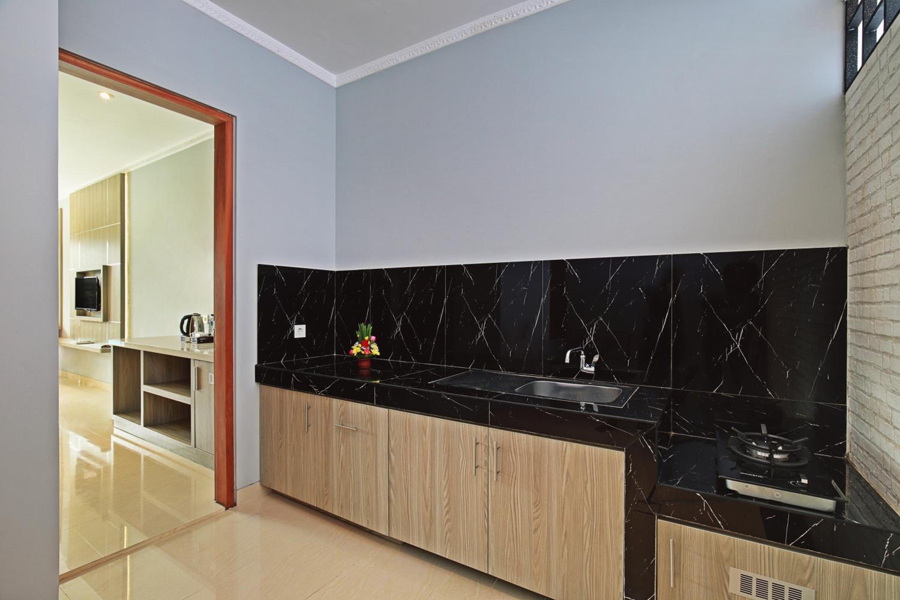 Suite with Pool View - Photo 4
