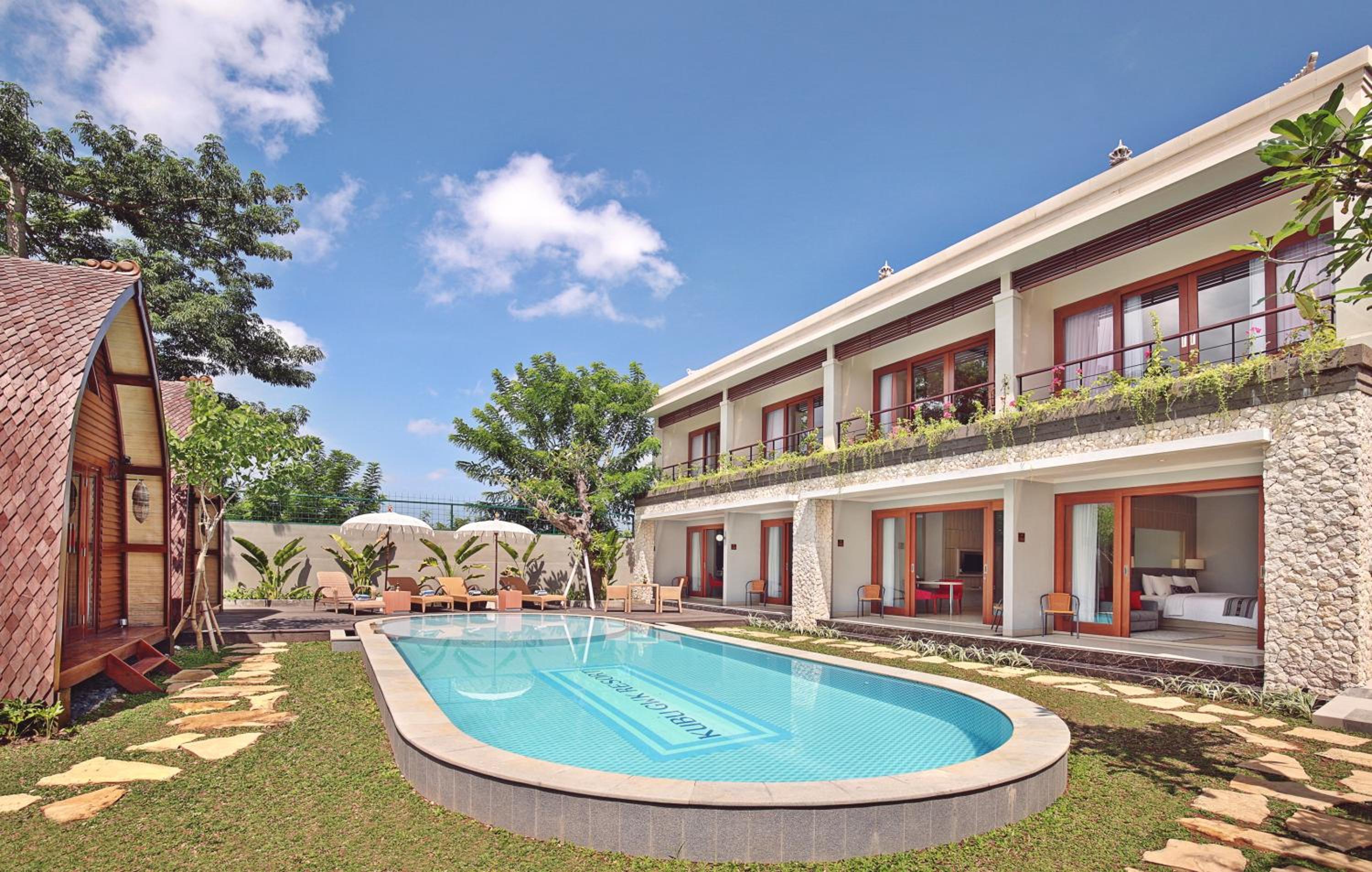 Suite with Pool View - Photo 11