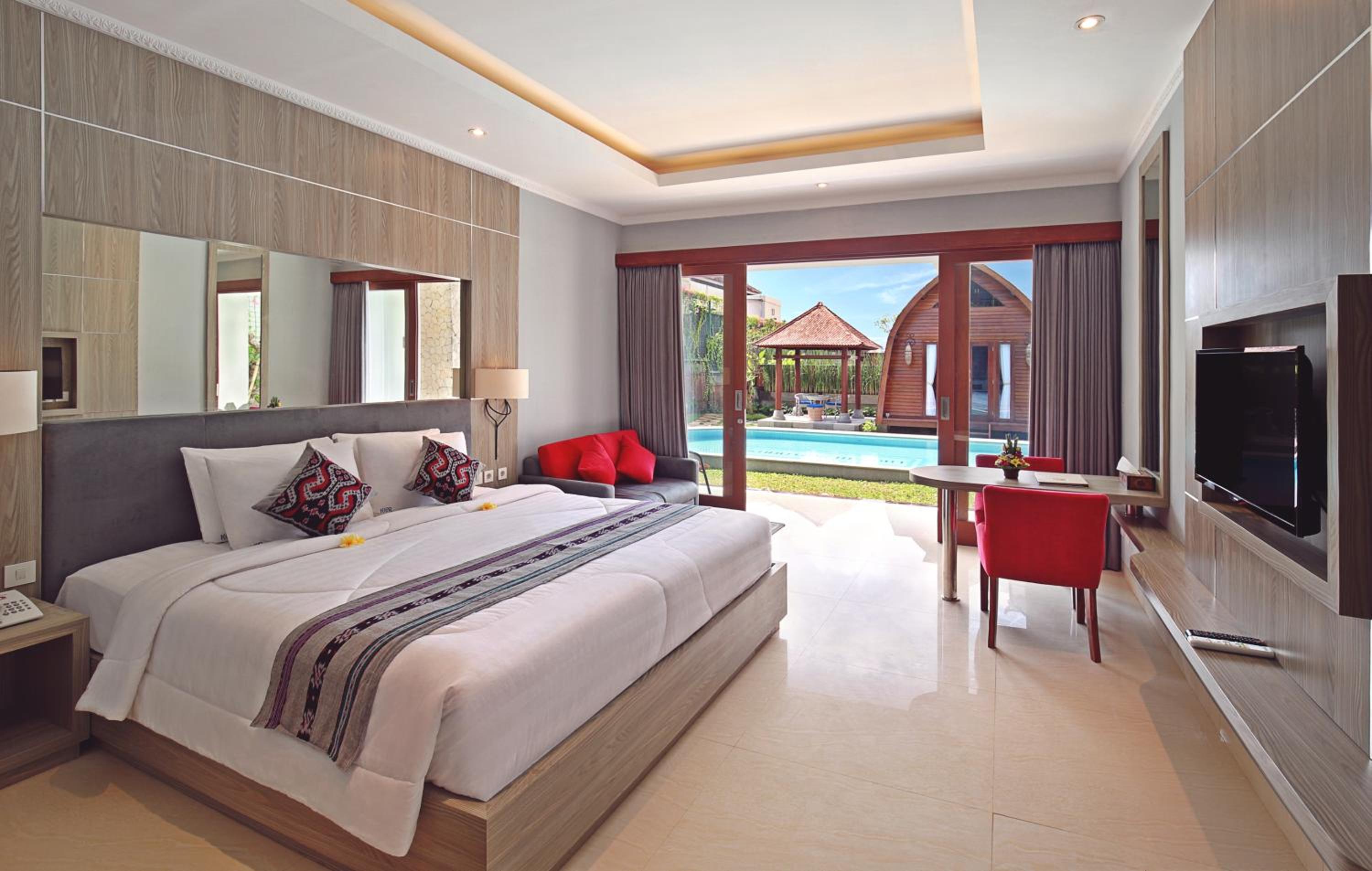 Suite with Pool View - Photo 8