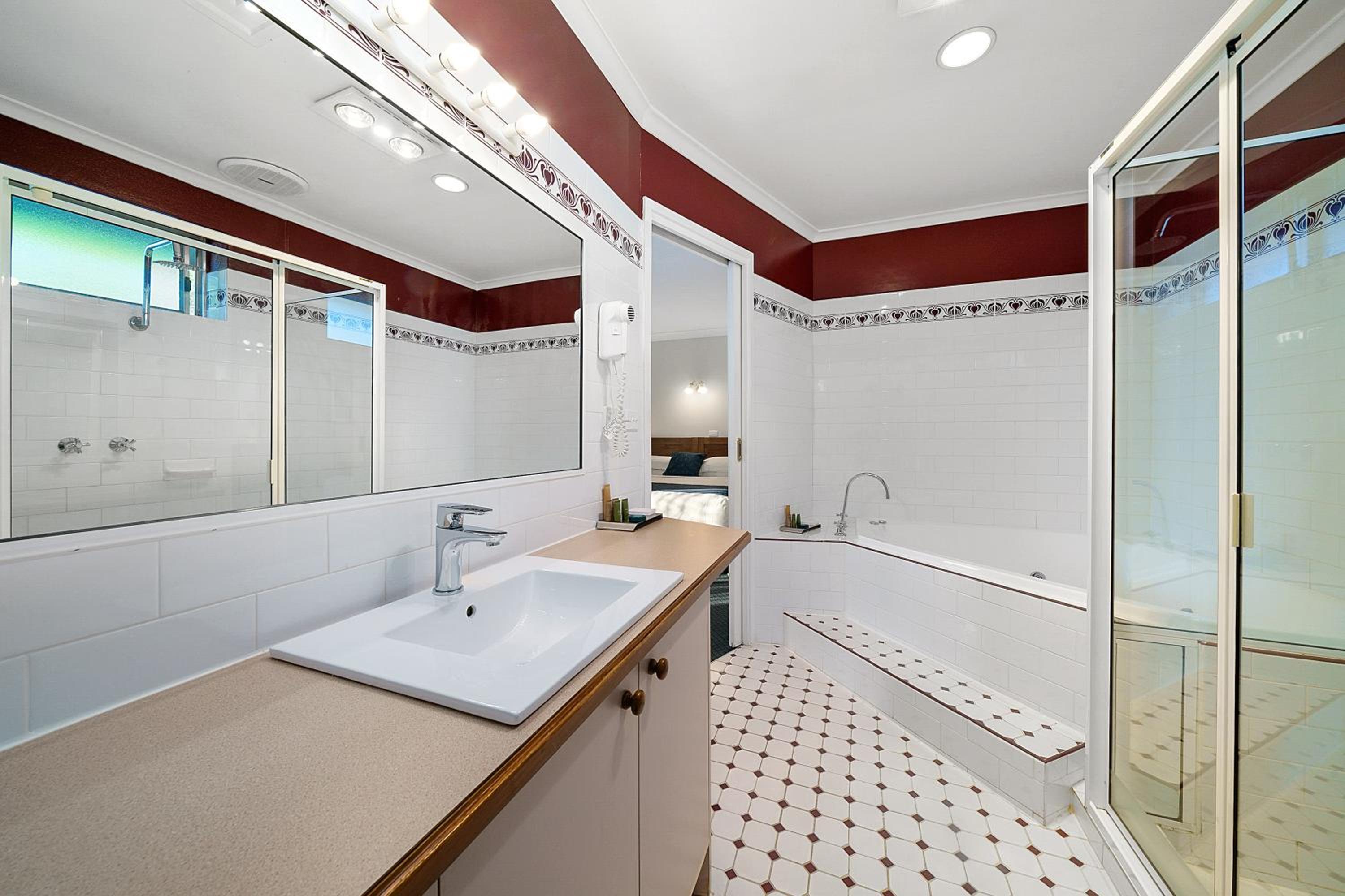 King Room with Whirlpool photo 2