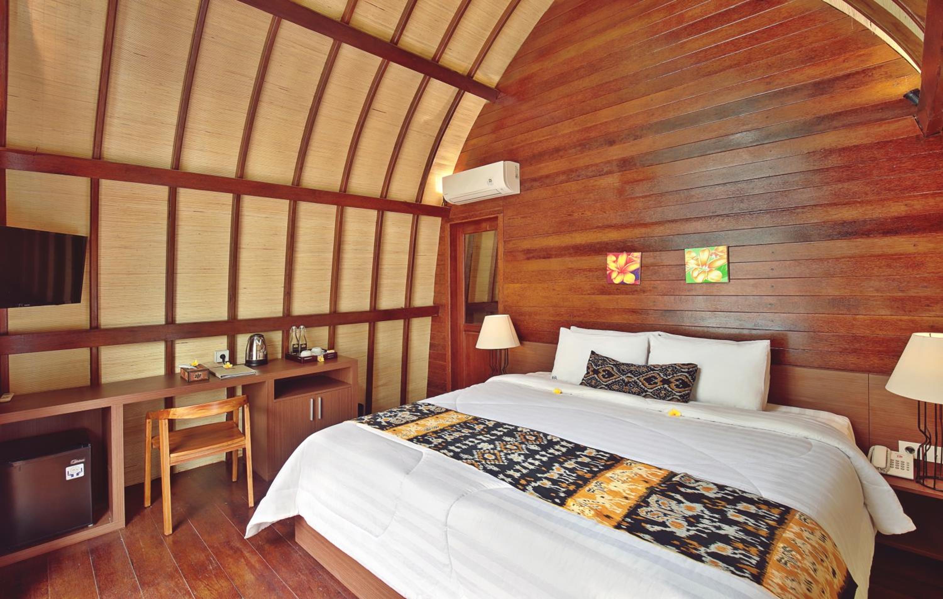 One-Bedroom Joglo House with Pool View - Photo 4