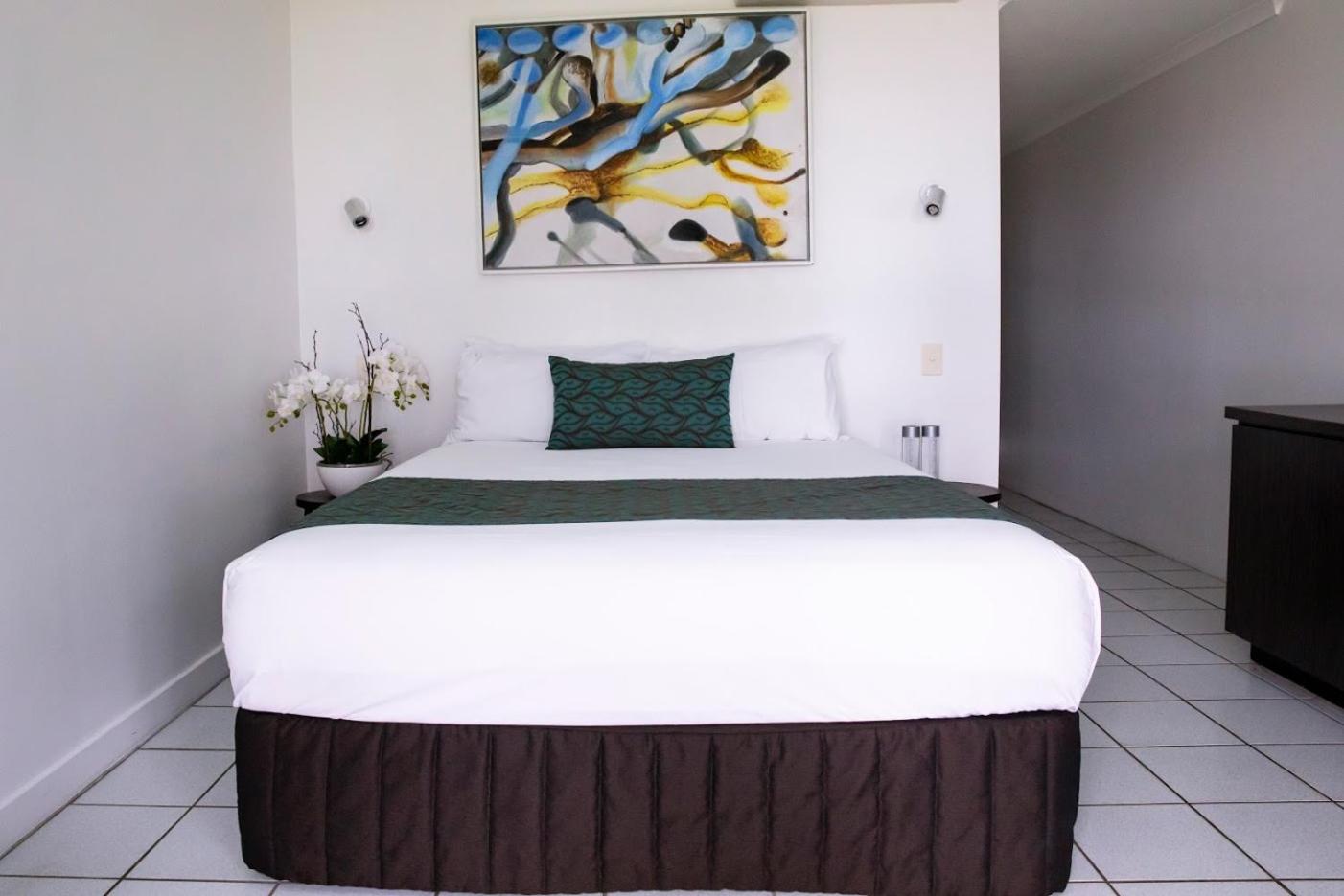Queen Room - Beachfront photo 1