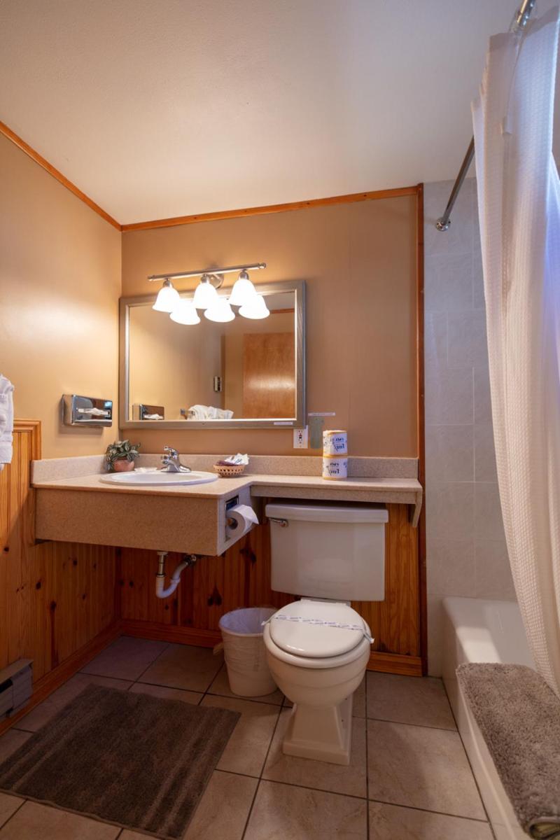 Queen Room photo 2