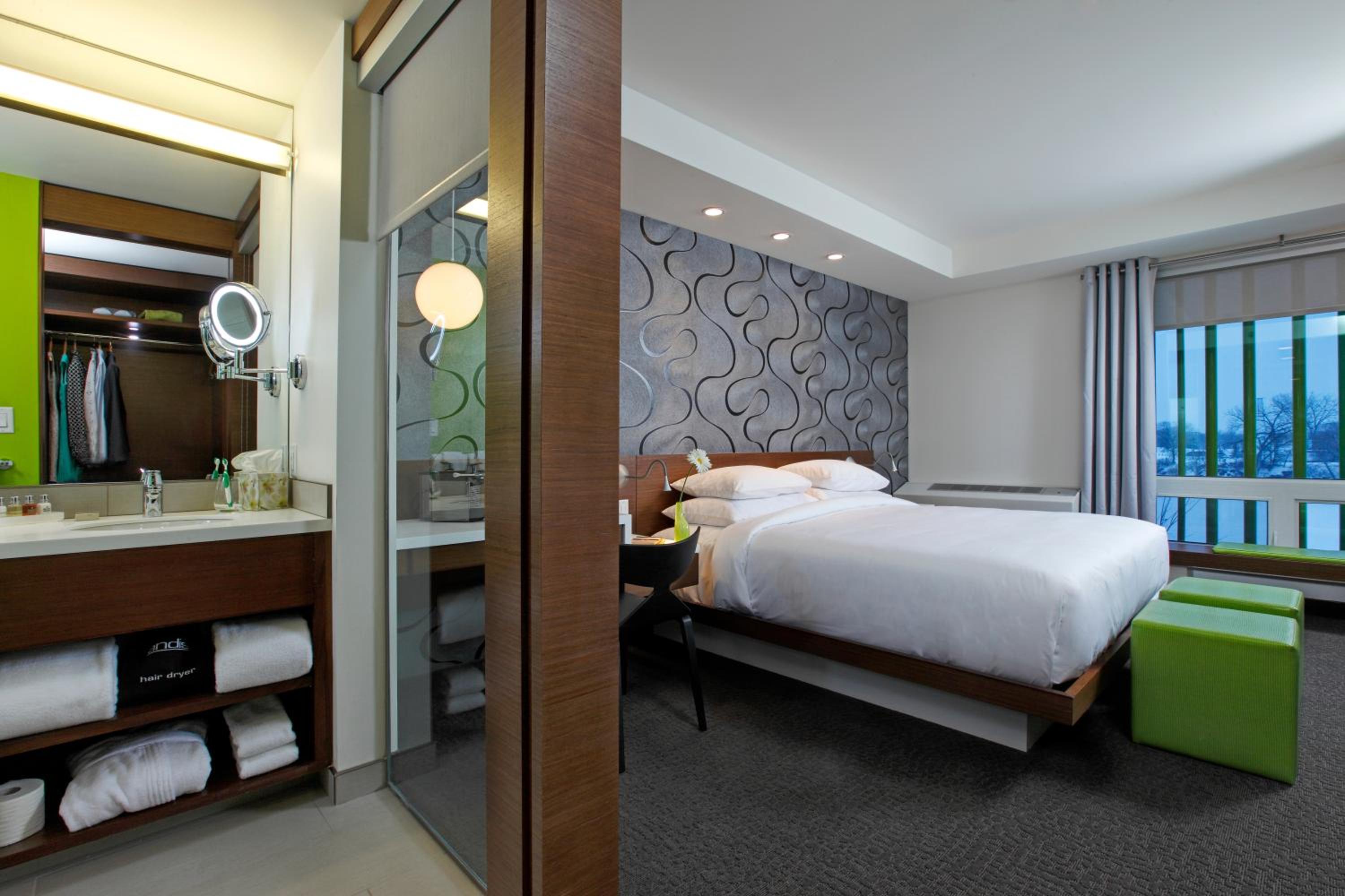 King Room with River View - Main Floor thumbnail 6