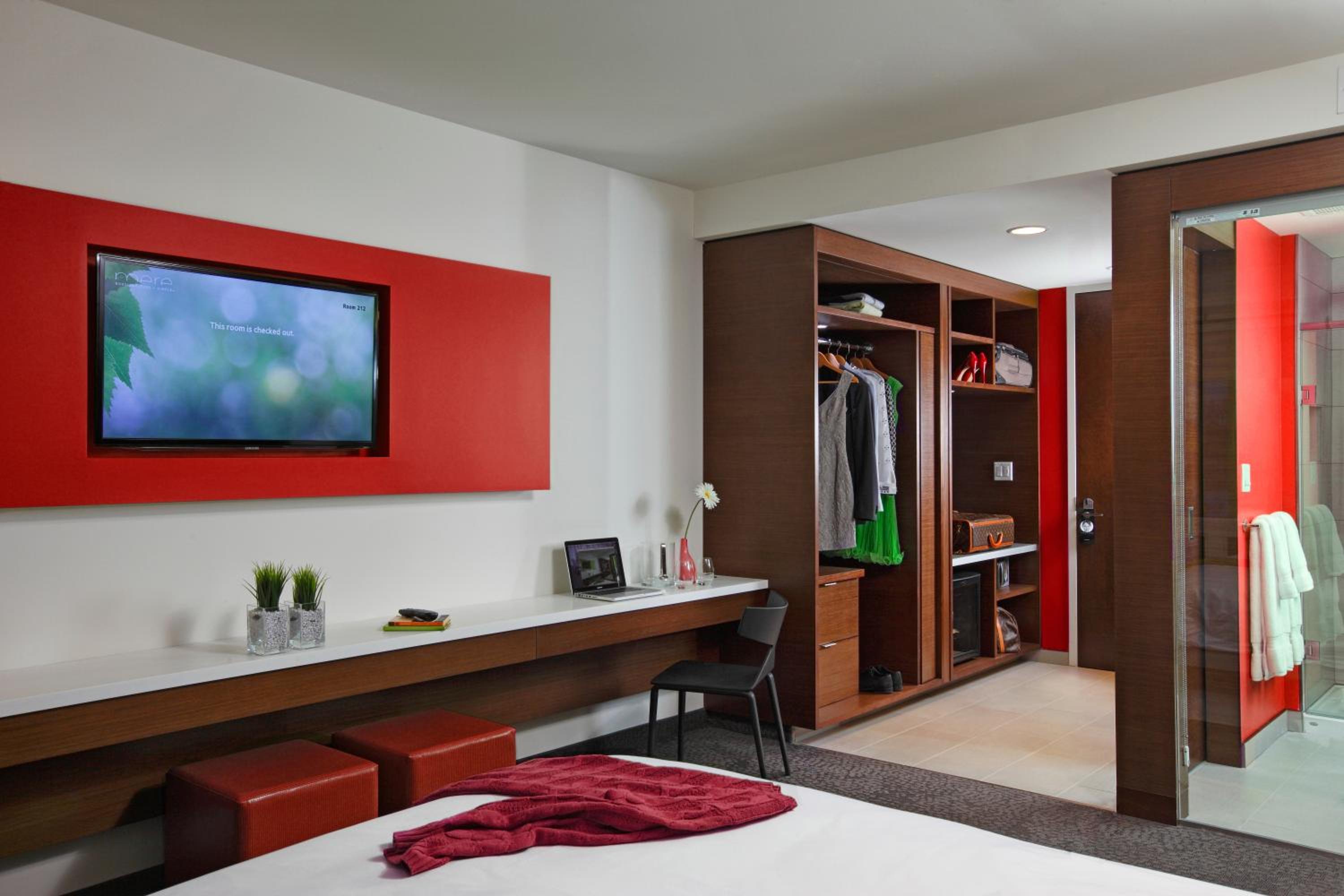 King Room with River View - Main Floor