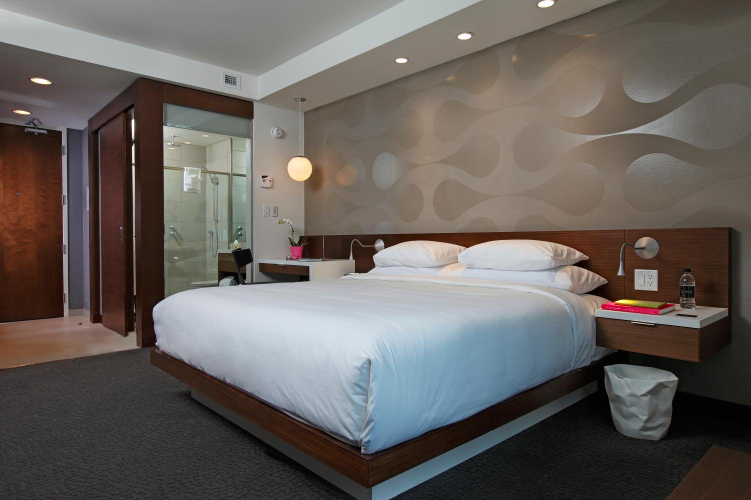 King Room with City View - Main Floor