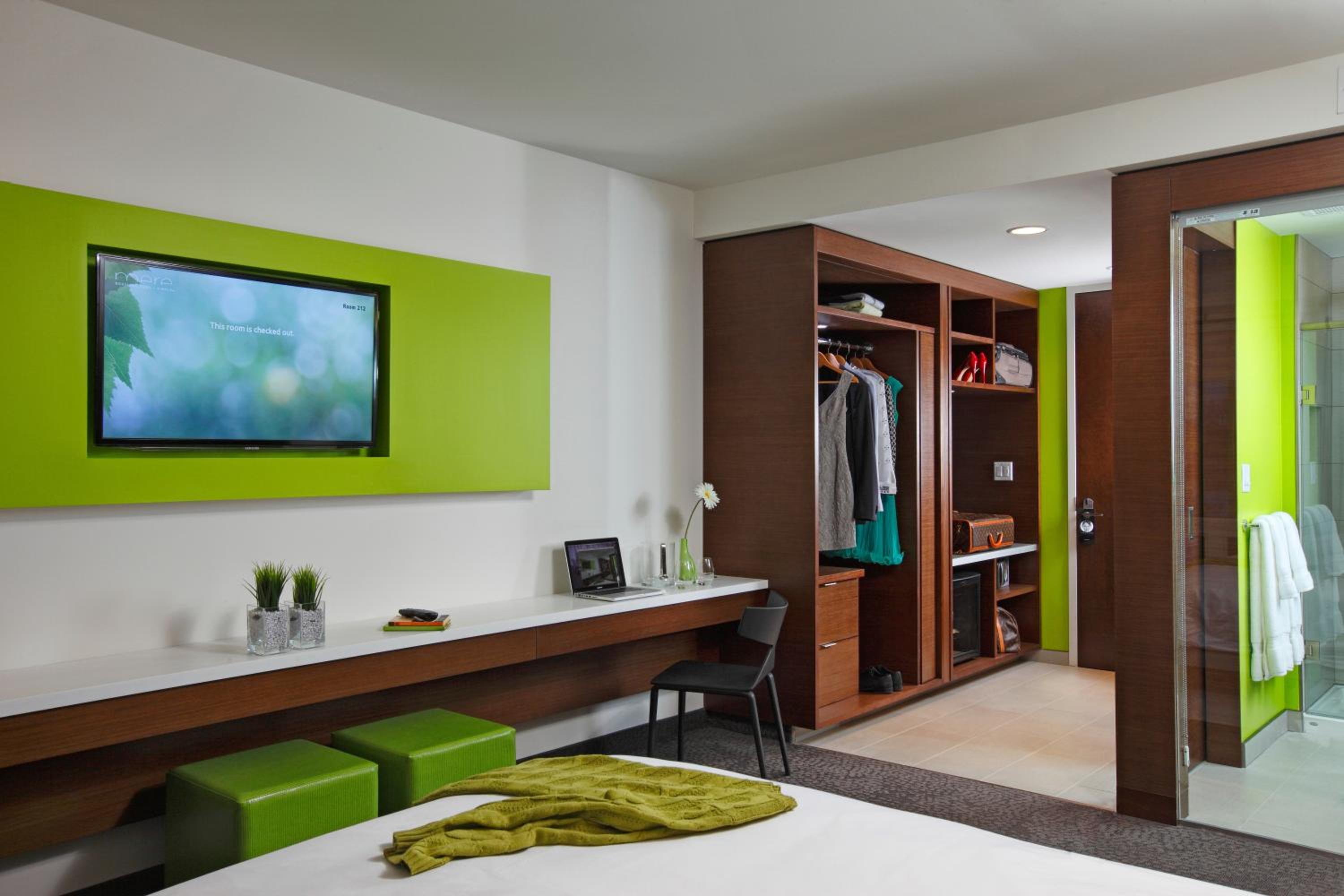 King Room with River View - Main Floor