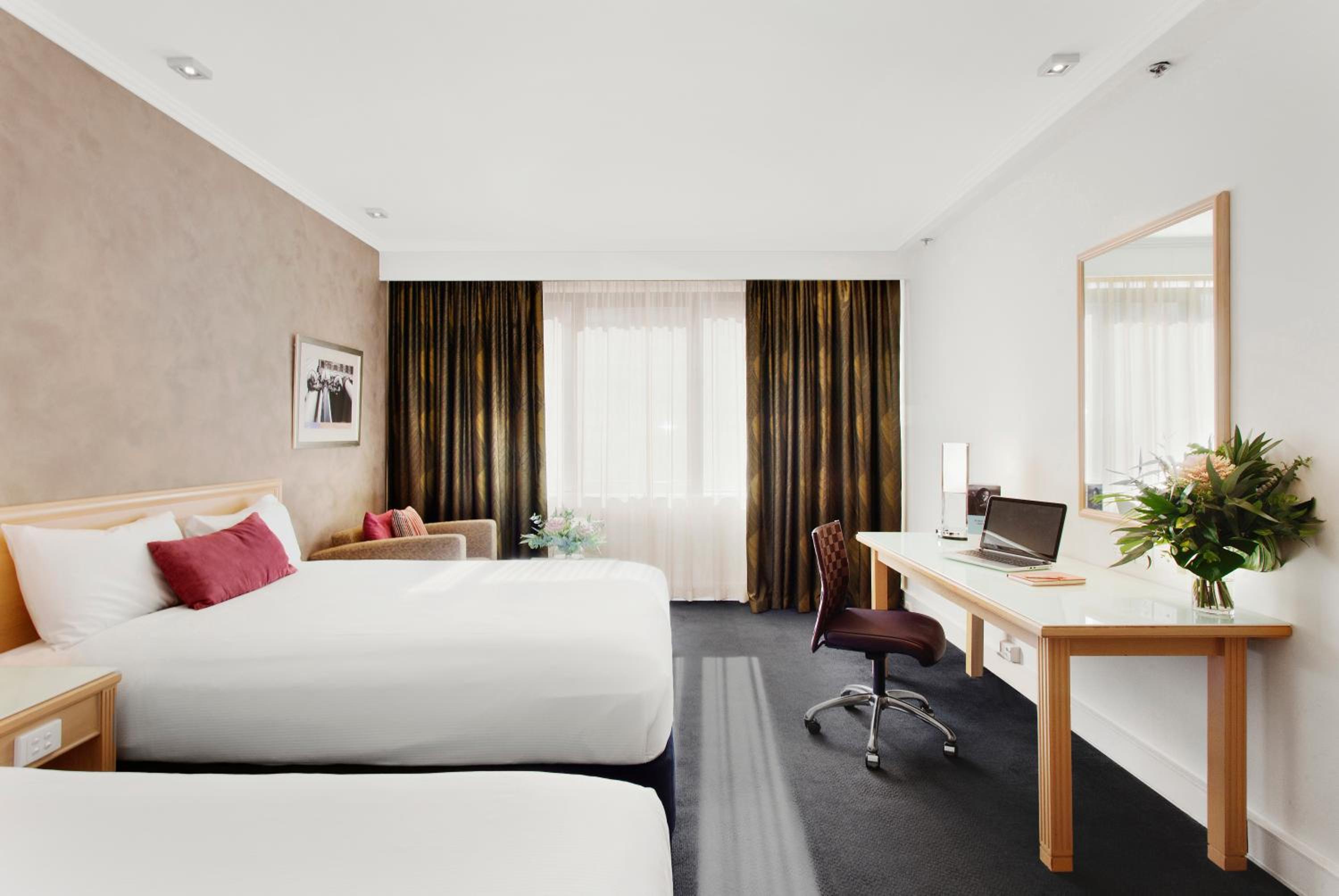 Premium Queen Room with Two Queen Beds - Photo 4