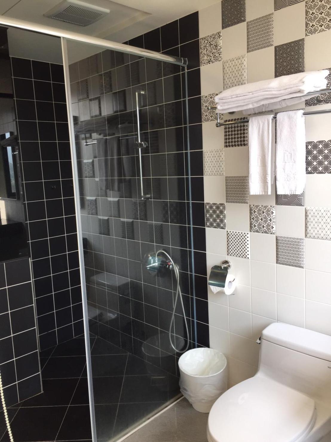 Triple Room (2 Adults + 1 Child under 55 in) photo 2