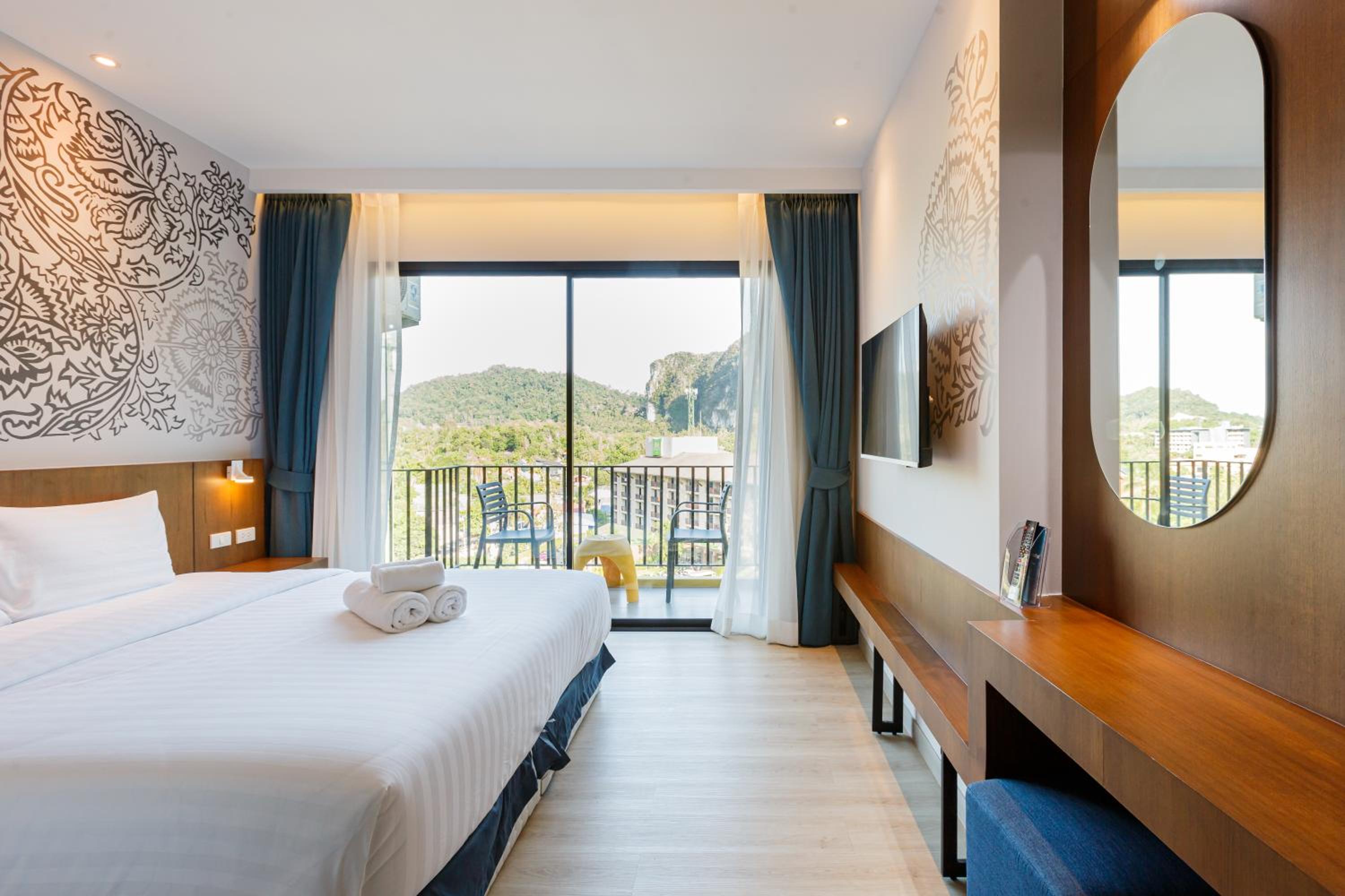 King Room with Balcony - Photo 4