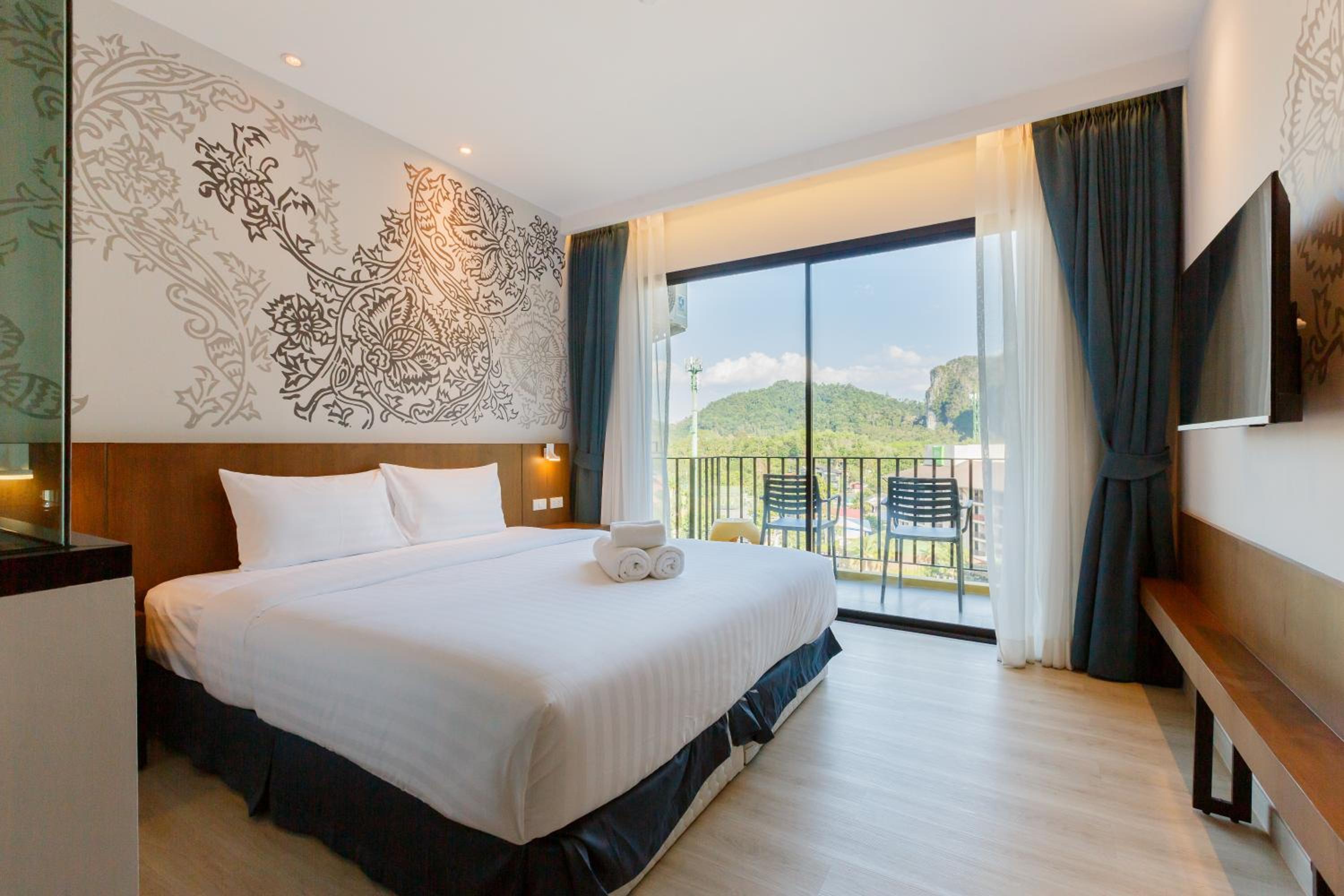 King Room with Balcony - Photo 2