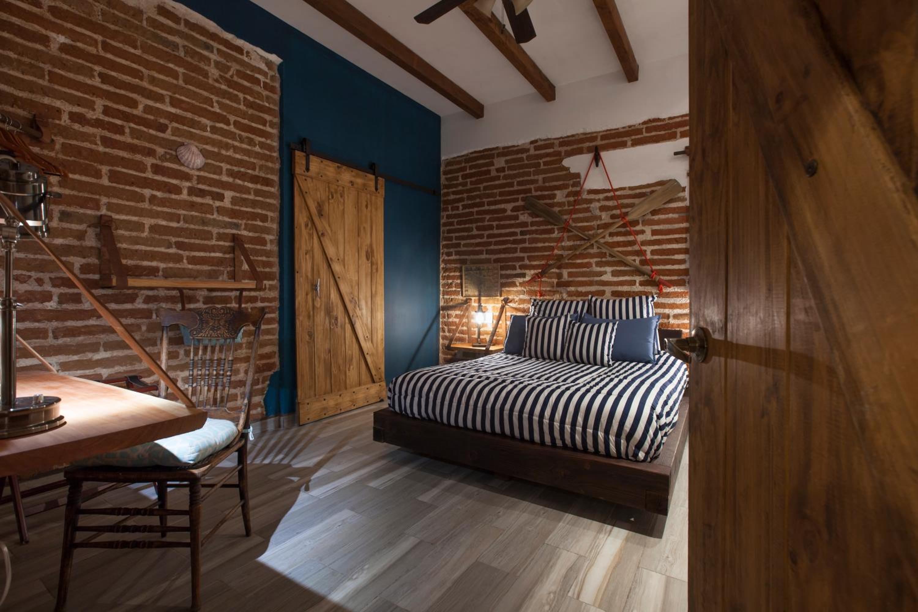 Queen Room photo 1