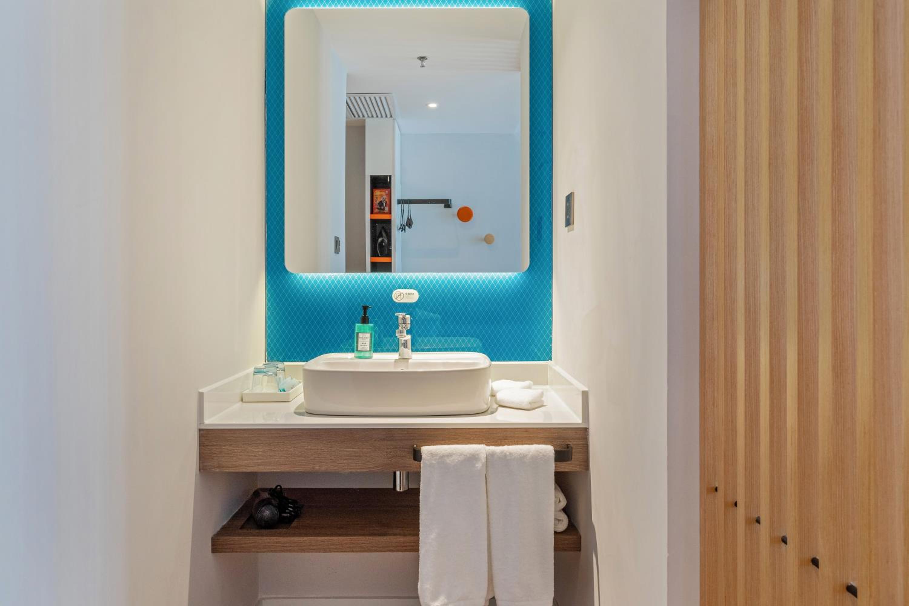 Standard King Room with Extra Floor Space - Photo 4
