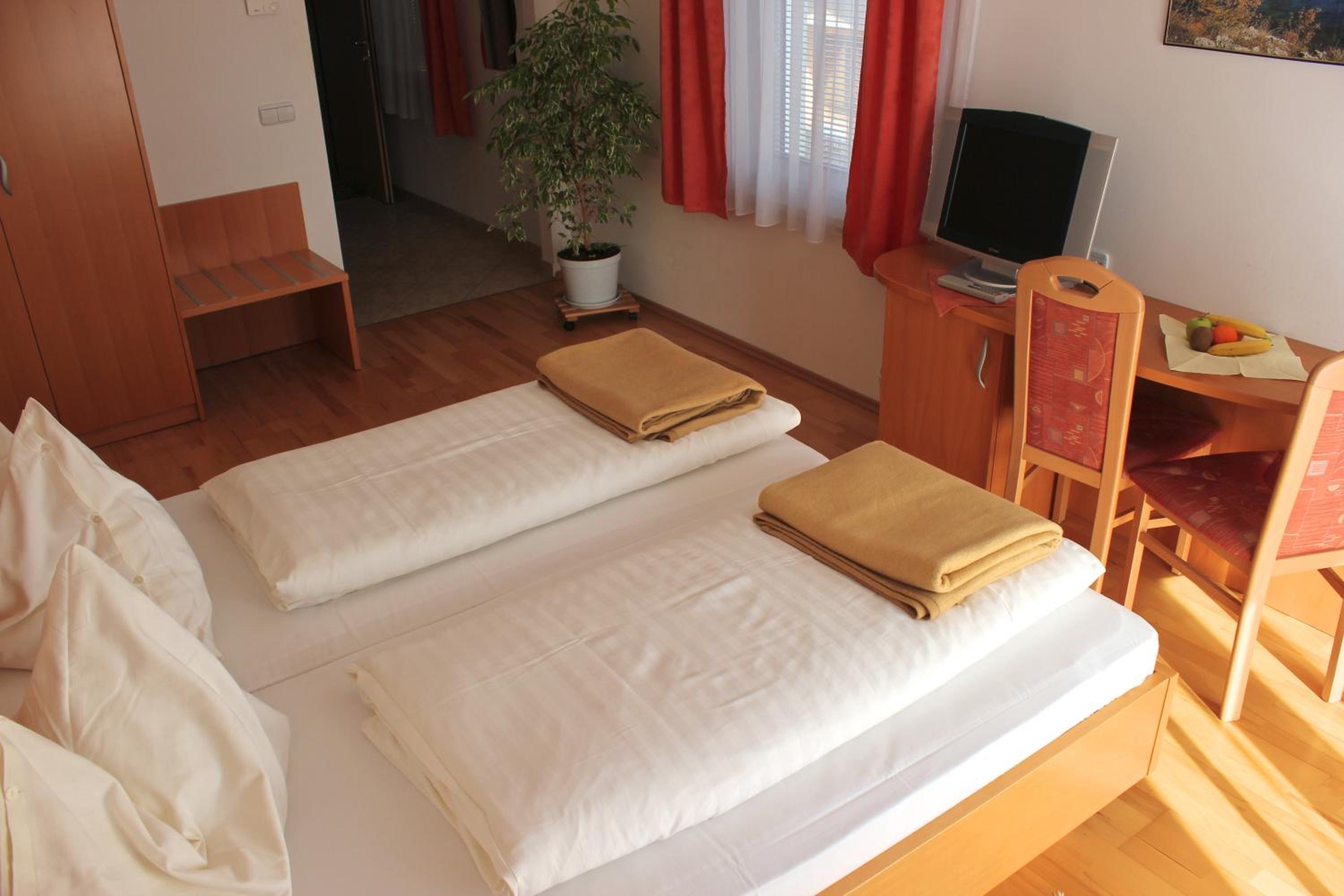 Double Room - Photo 5