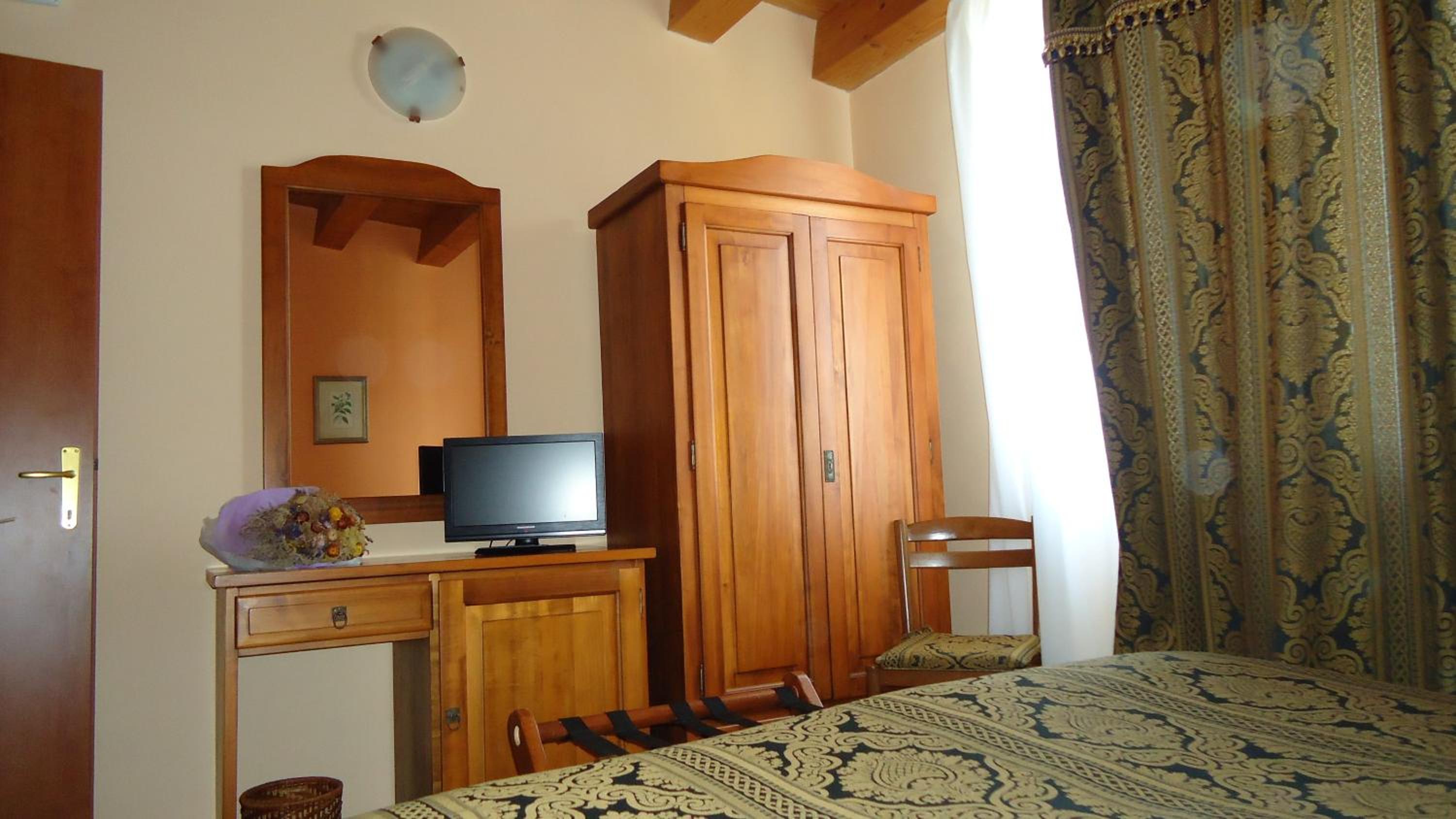 Double or Twin Room - Photo 3