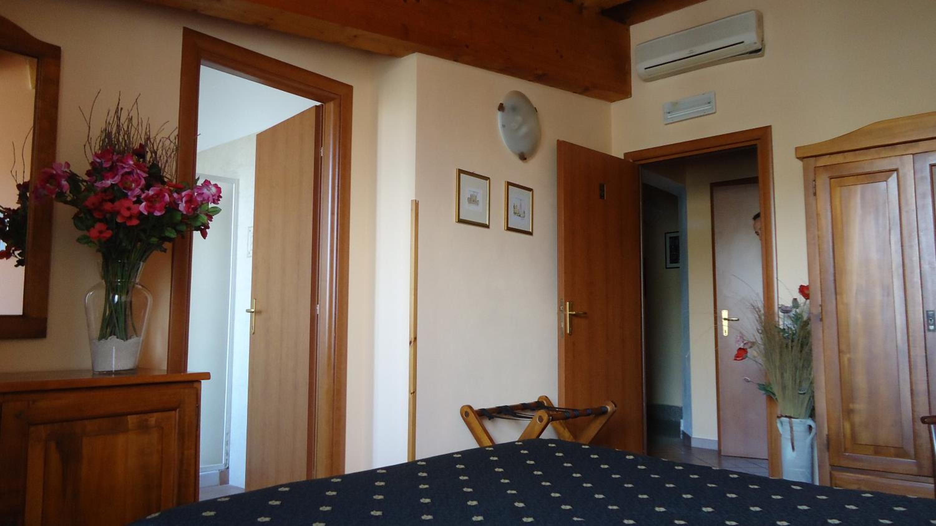Double or Twin Room - Photo 4