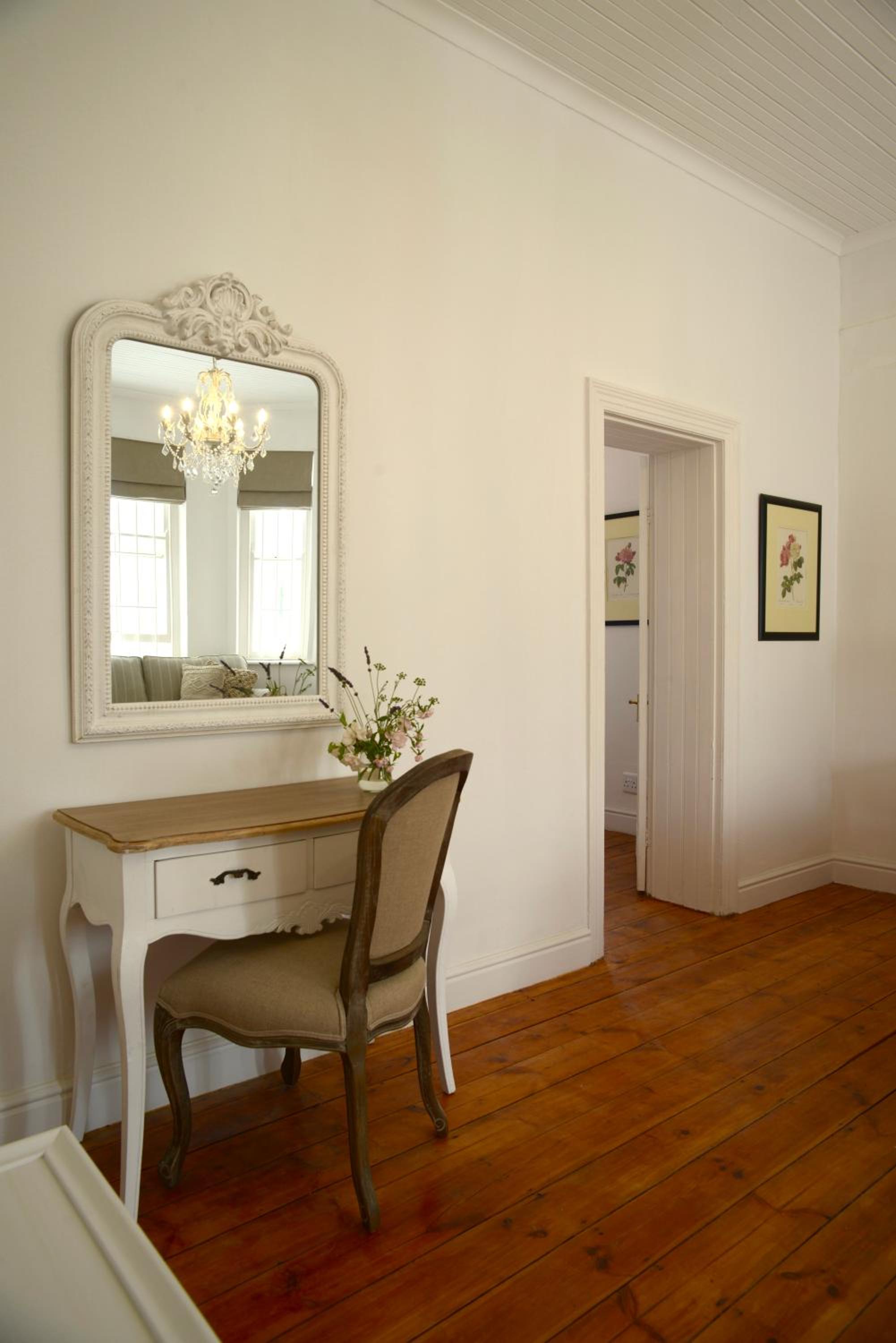 Suite - Photo 1