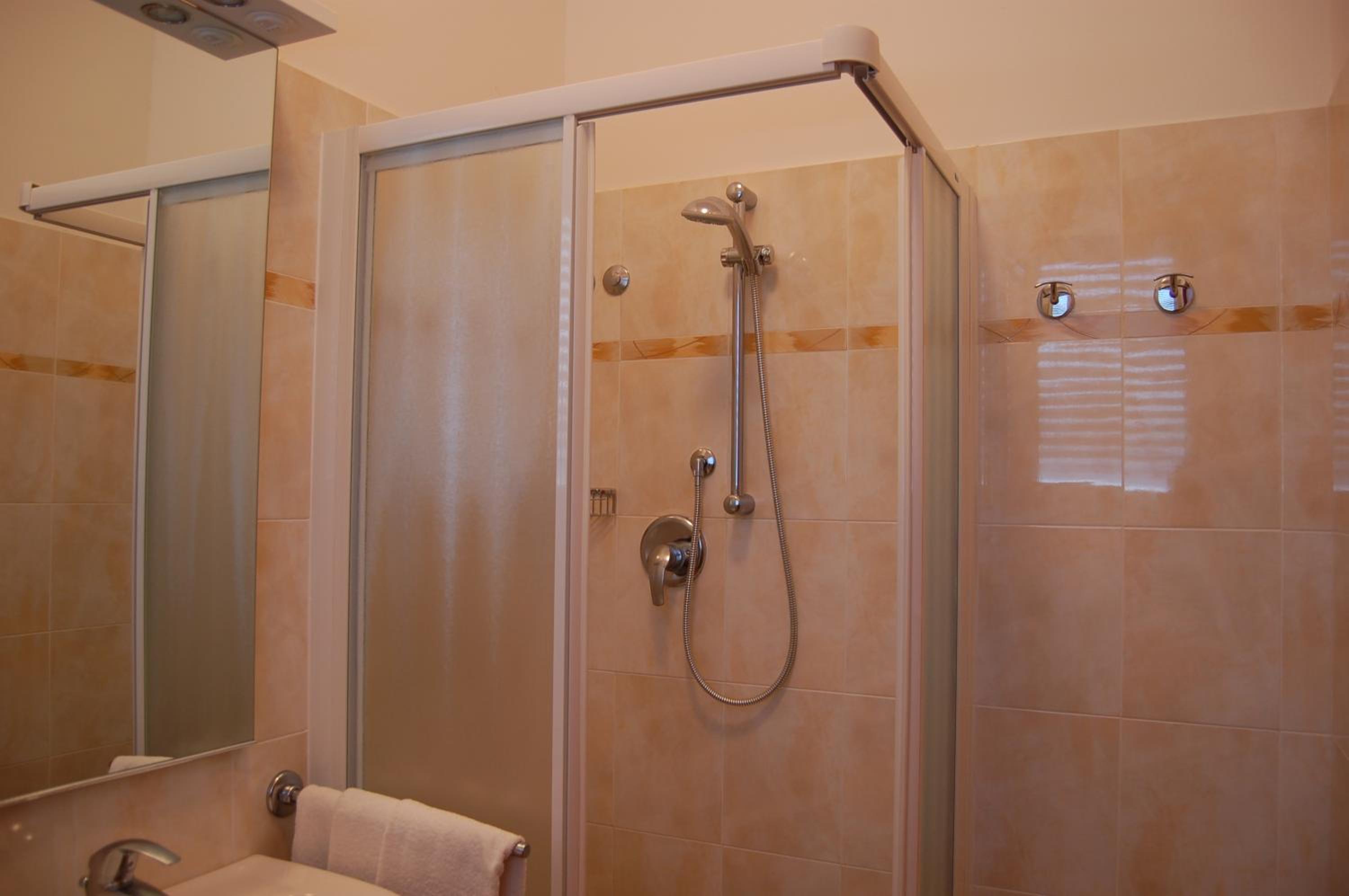Standard Double Room - Photo 2