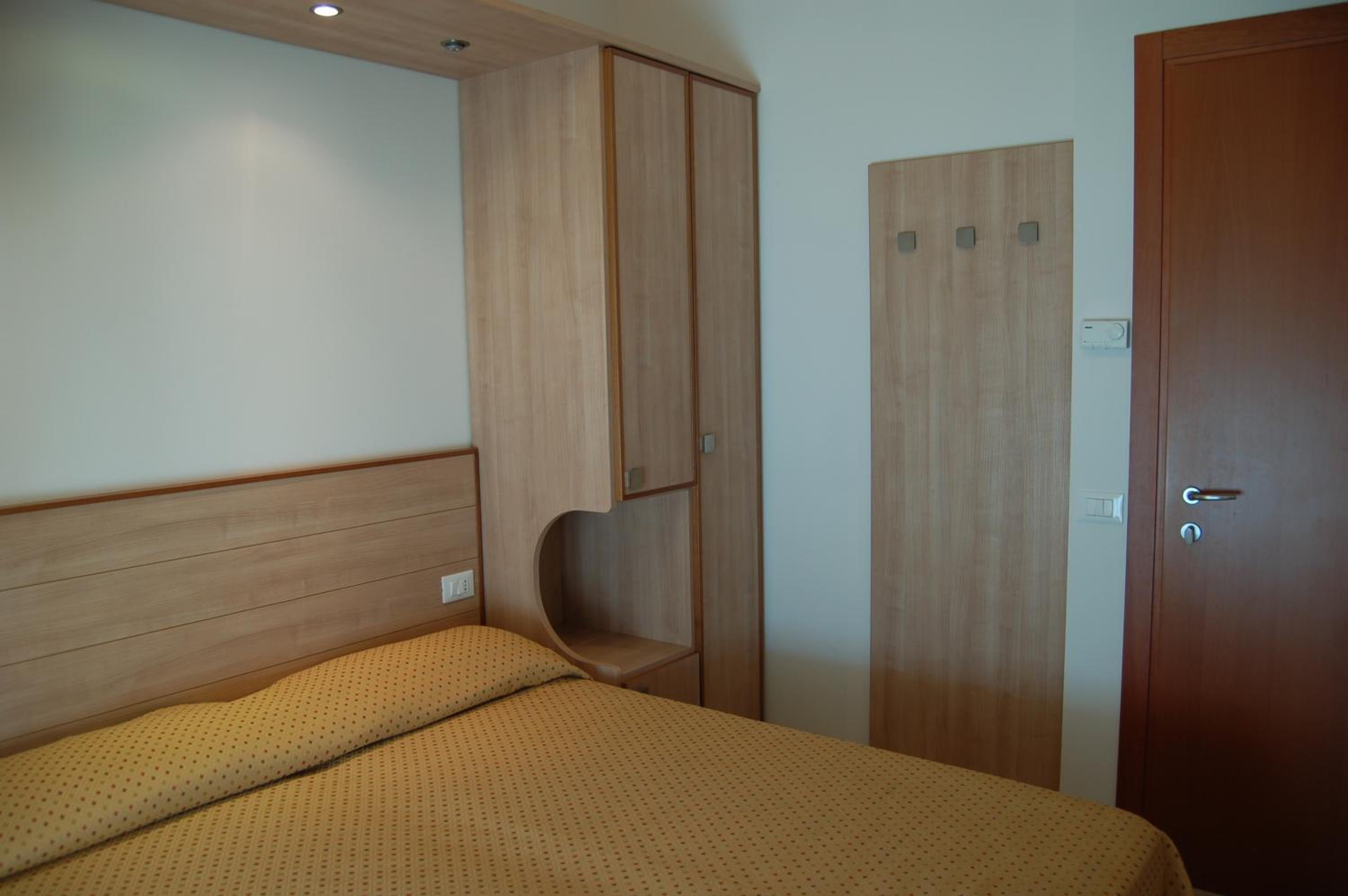 Standard Double Room - Photo 4