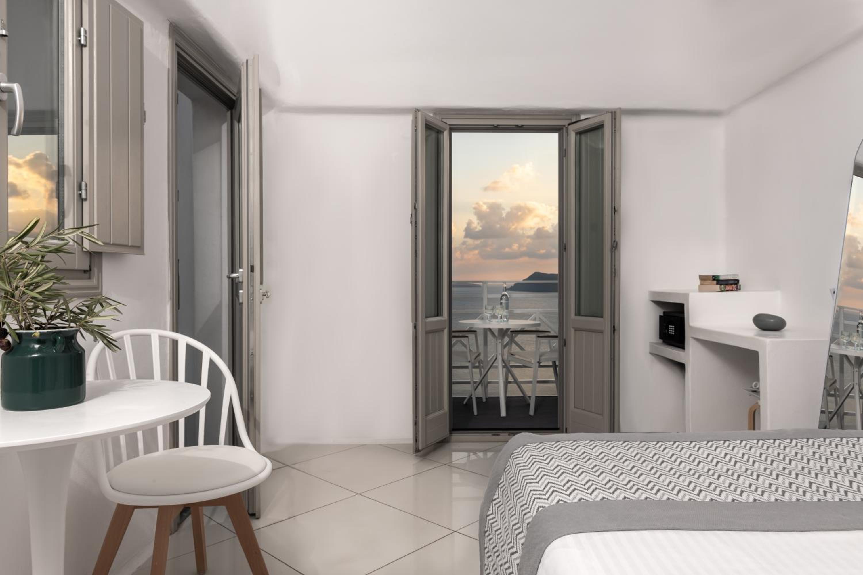 Premium Cave Suite with Caldera & Sea View - Photo 5