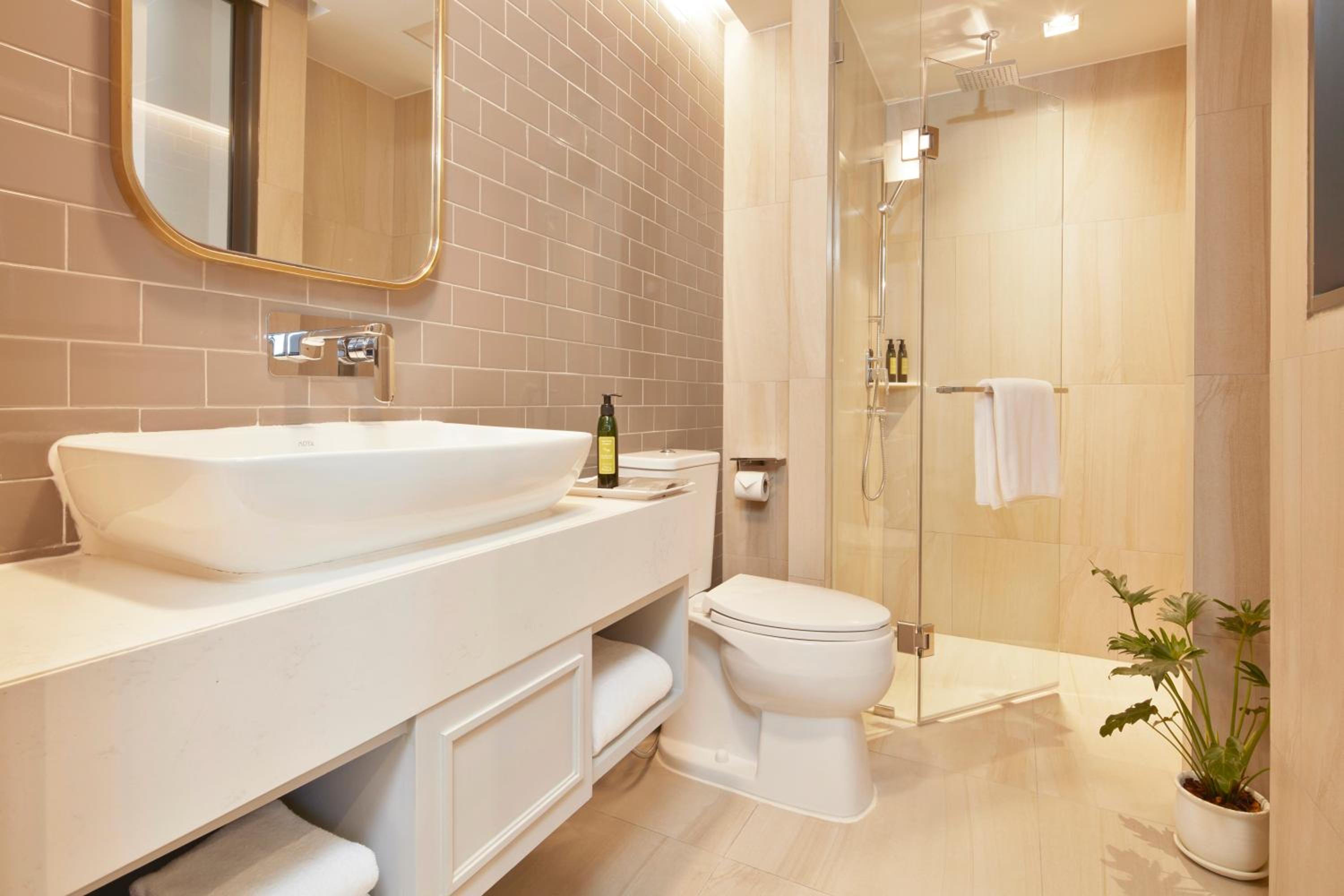 Deluxe Corner Suite photo 3
