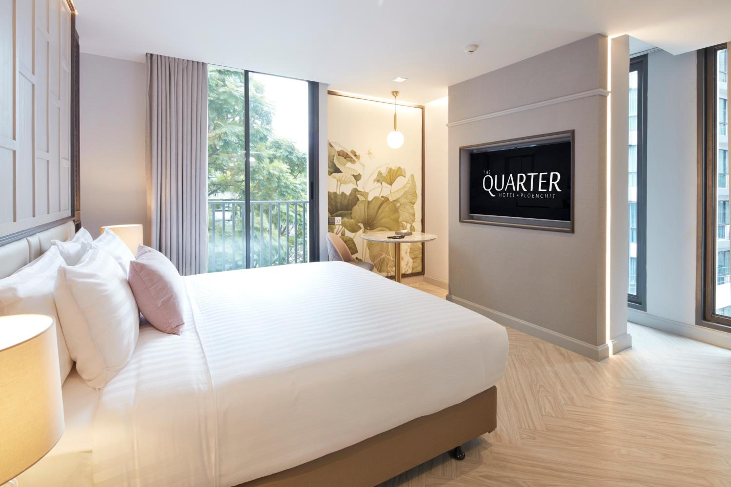 Deluxe Corner Suite