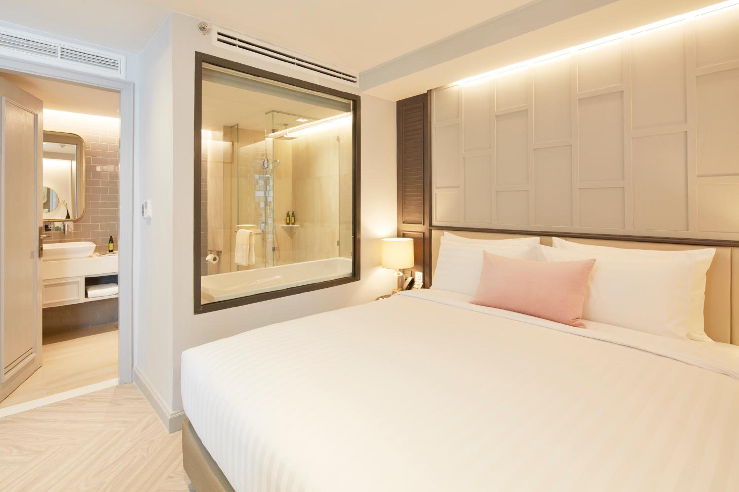 One-Bedroom Suite with Bathtub photo 2