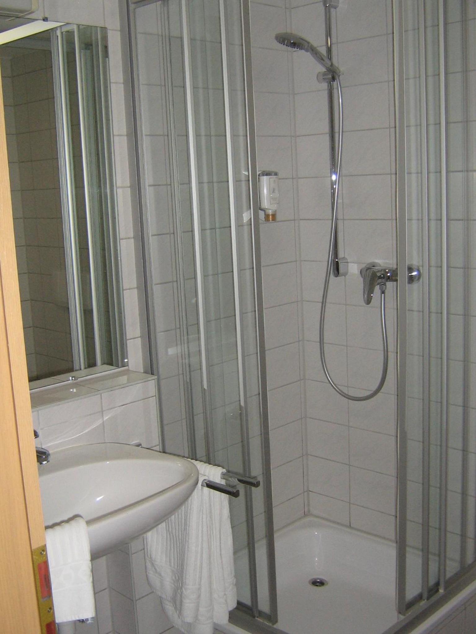 Queen Room photo 2