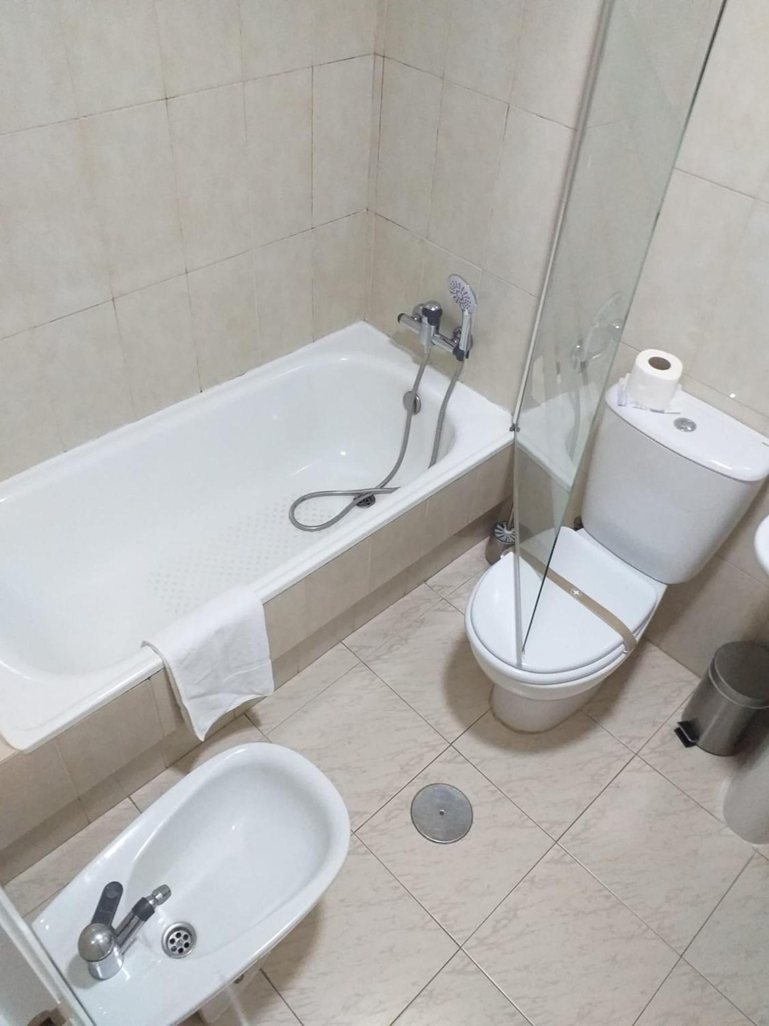 Standard Double or Twin Room - Photo 8