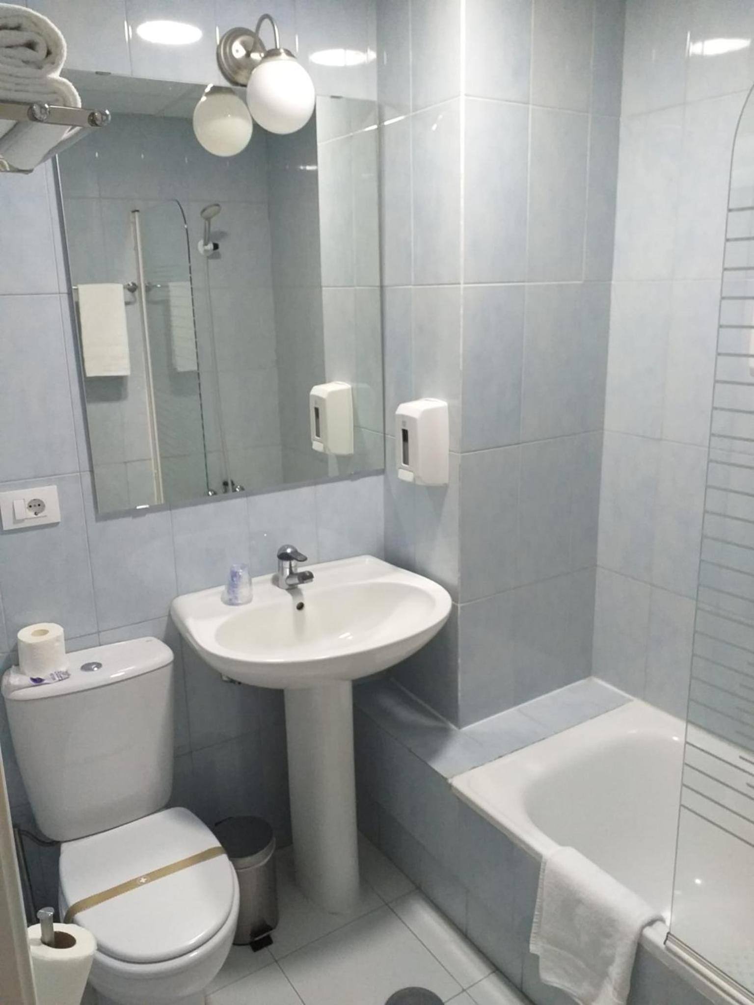 Standard Double or Twin Room - Photo 7