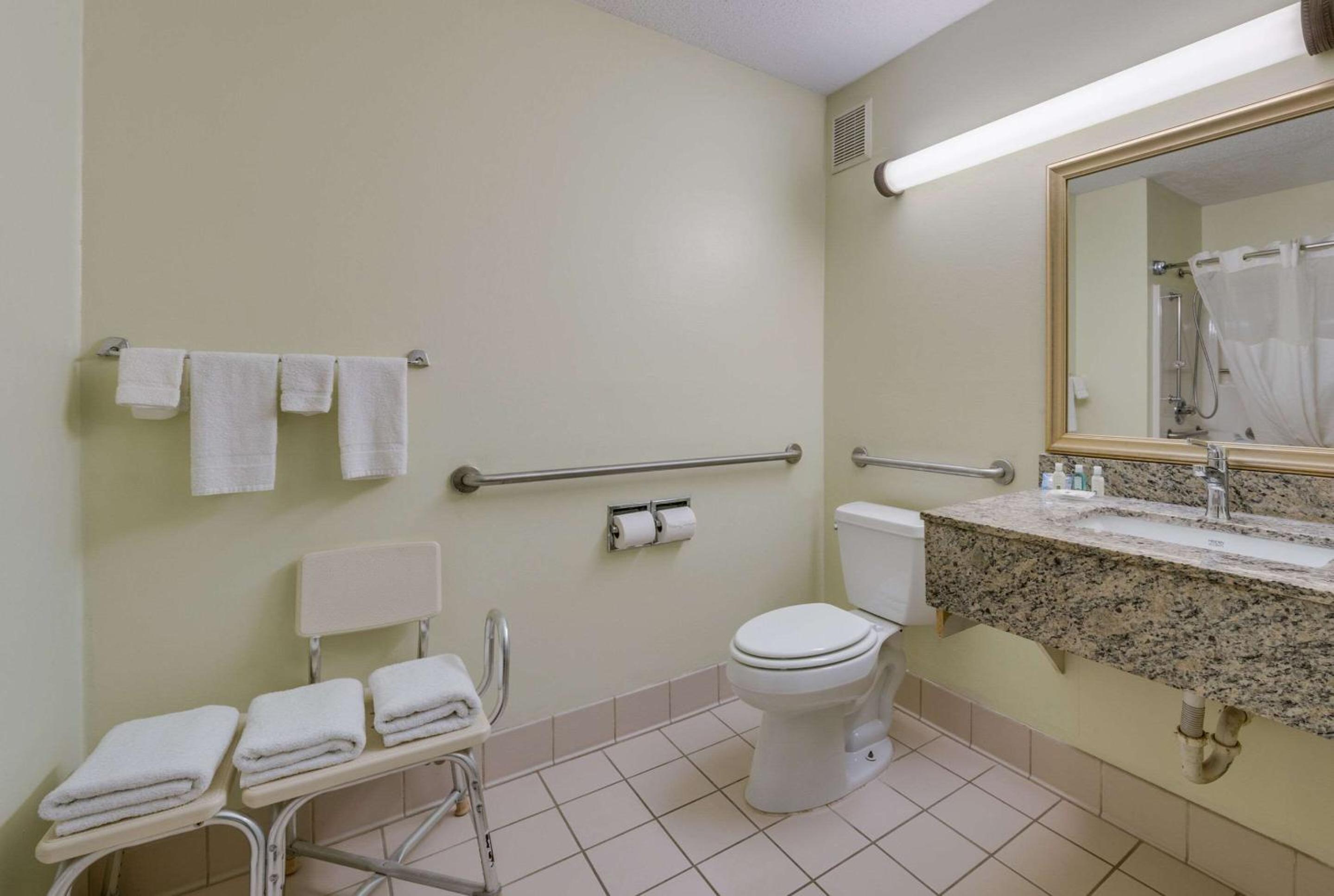 Queen Room with Accessible Tub - Accessible/Non-Smoking photo 1