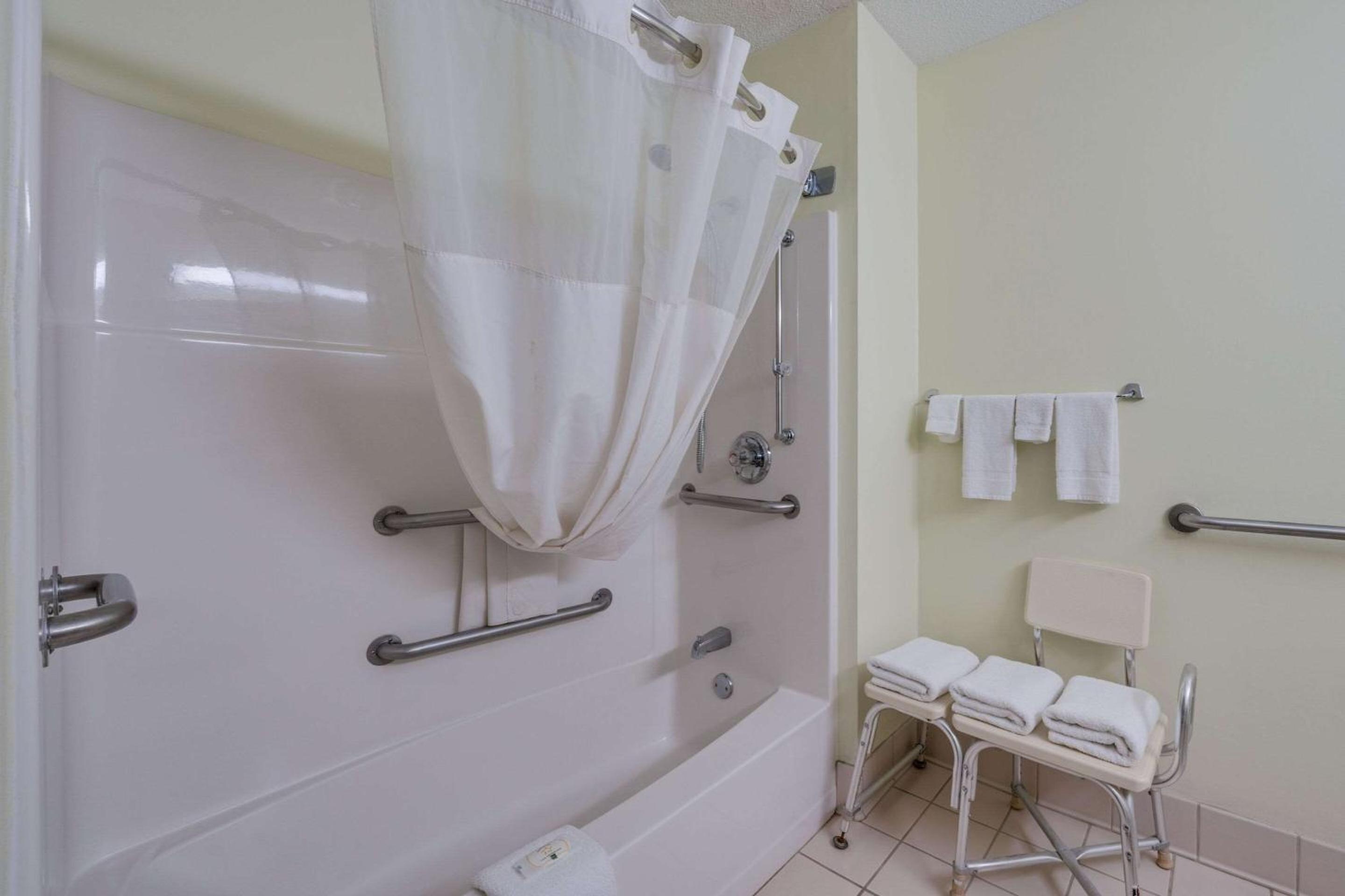 Queen Room with Accessible Tub - Accessible/Non-Smoking photo 2