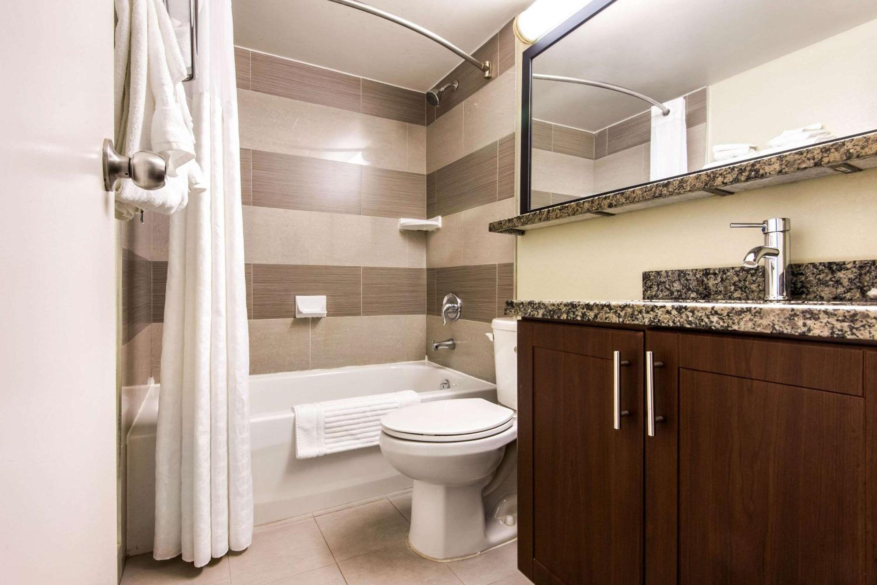 Quadruple Room with Two Queen Beds - Non Smoking/Upper floor - Photo 2