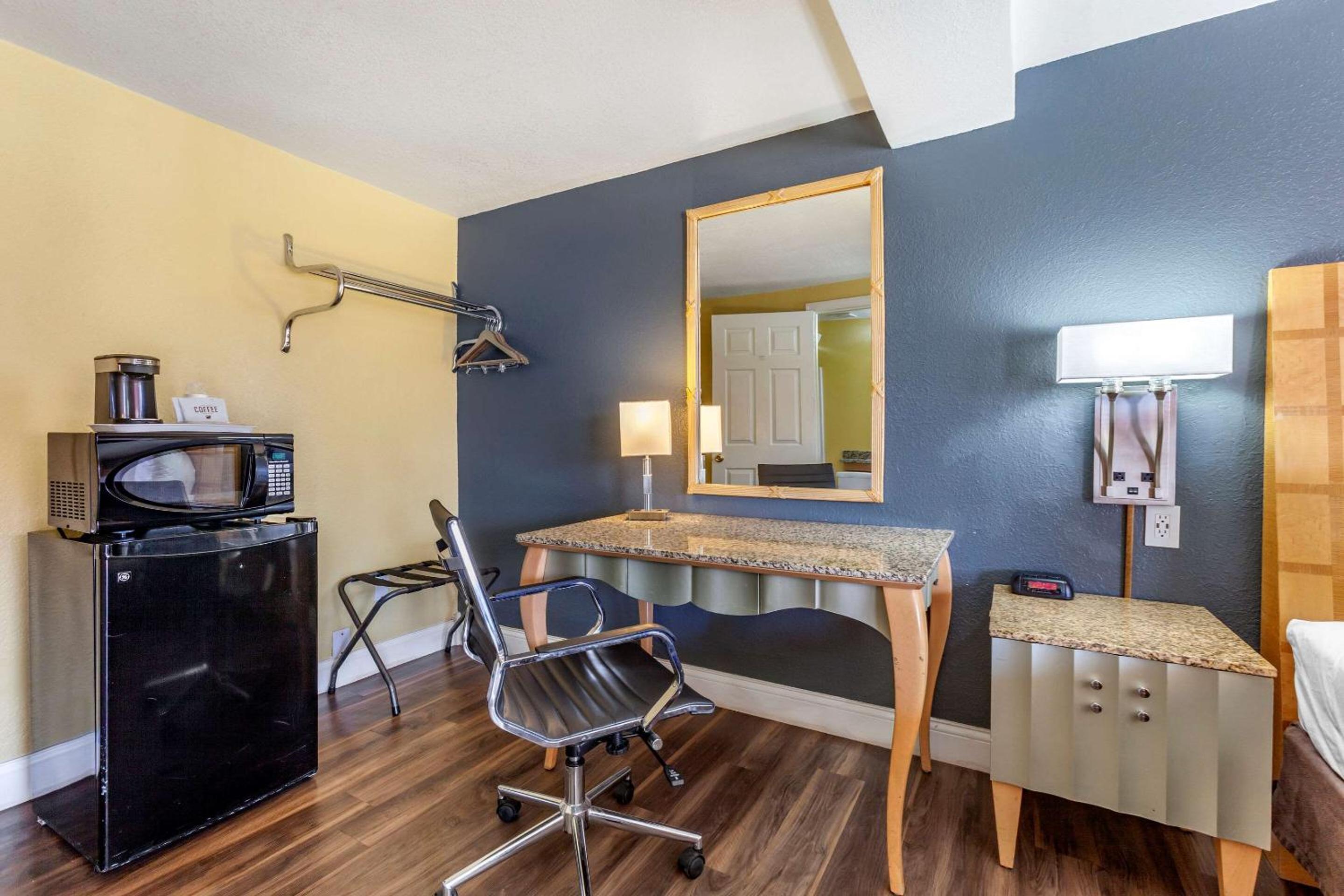 King Room - Non-Smoking - Photo 4