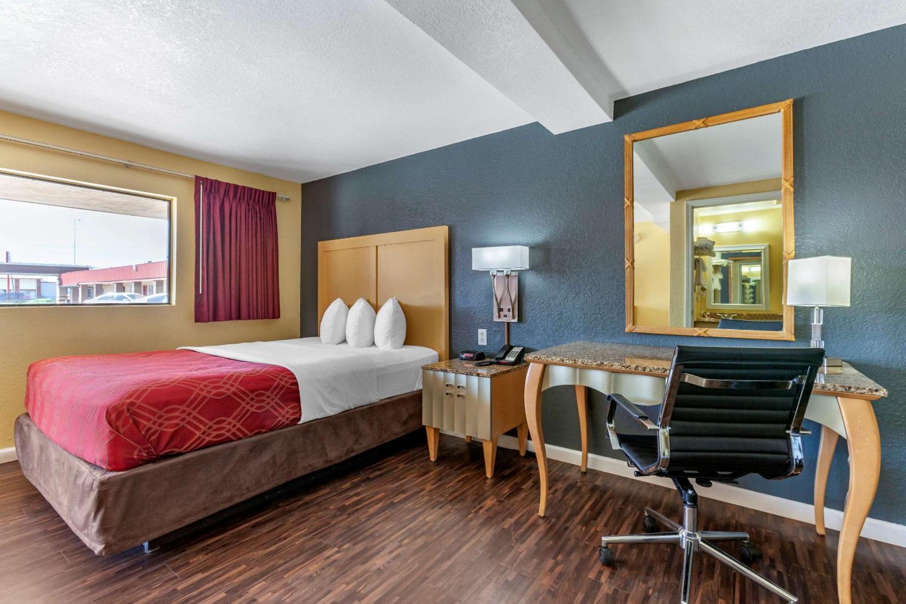 Queen Room - Non-Smoking - Photo 1