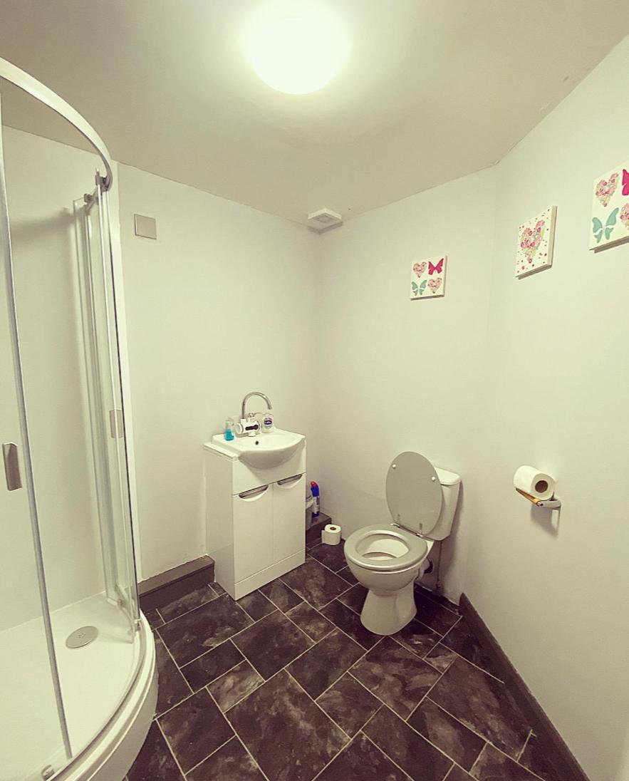 Twin Room with Private Bathroom - Photo 8